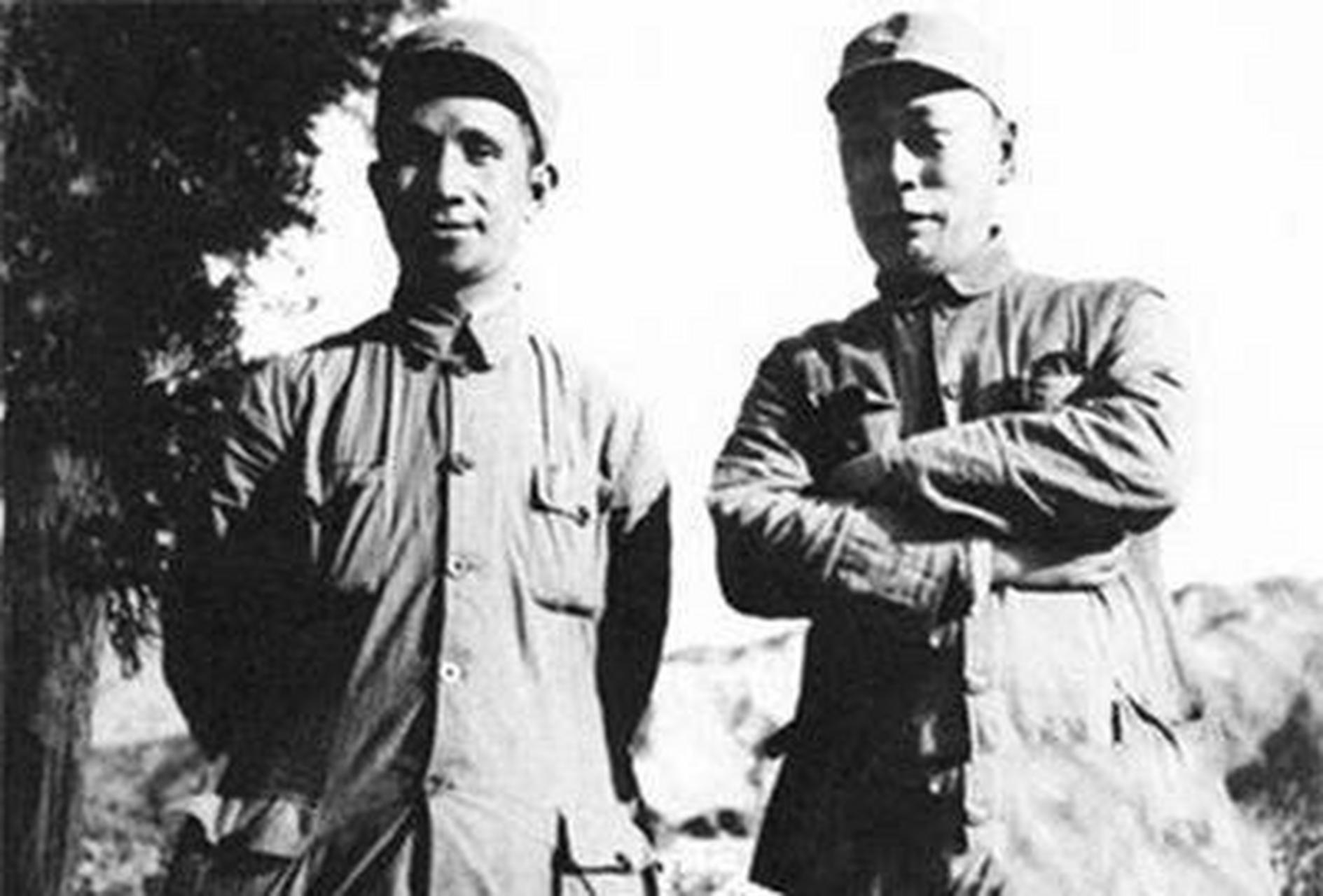 自上而下的指挥体系是:中央军委--各大局--各大军区-各大野战军.