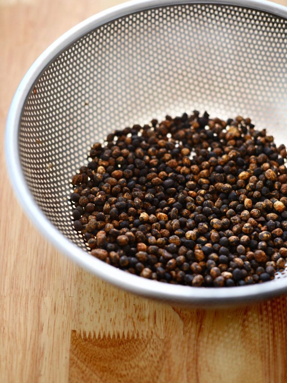 原材料:450克红辣椒 85克大蒜 60克豆豉 5克姜 两根小葱 做法:[飞机]