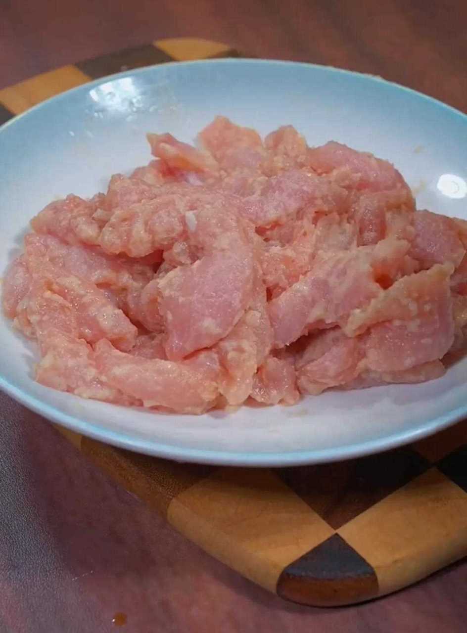 里脊肉切厚厚的薄片,加生抽,料酒,盐,胡椒粉,入个底味,再加水淀粉,抓