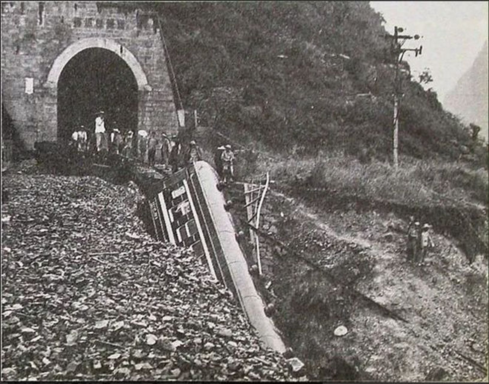 1981年,奶奶包隧道坠桥事故的现场照片,事故的起因是奶奶包隧道地区