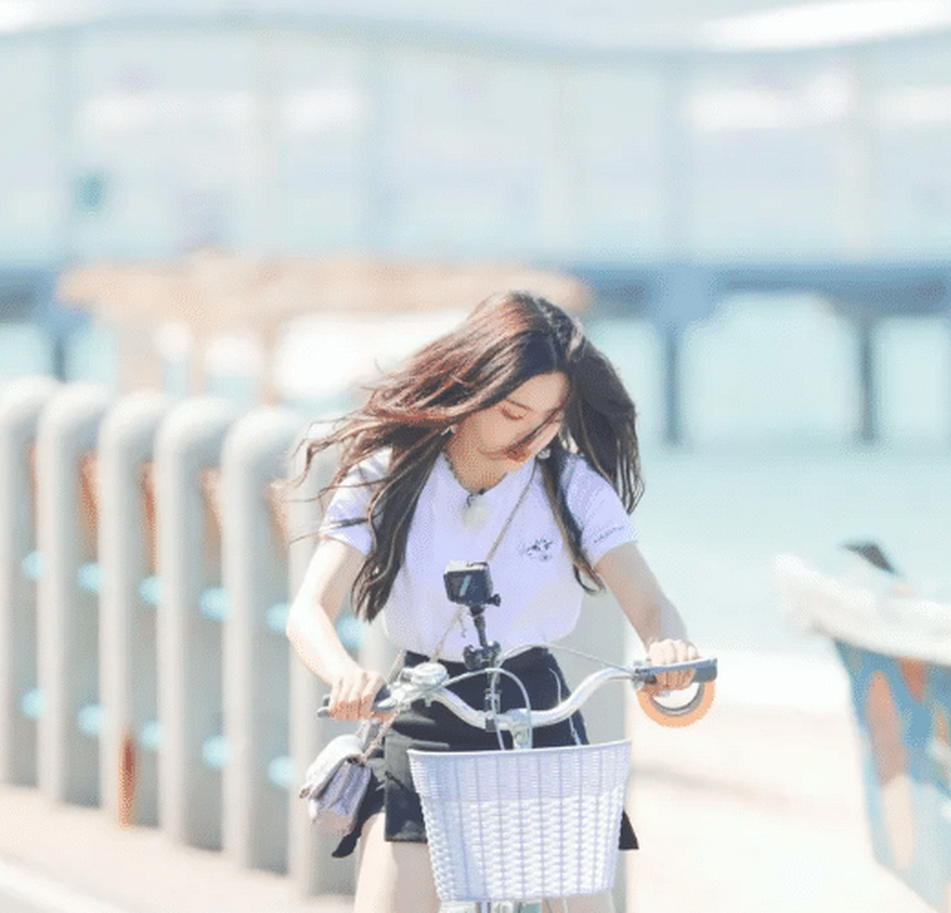 白色丝袜搭配白色短袖,杨超越变身自行车女神,网友迷人!