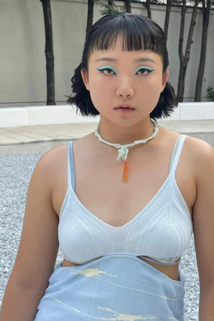 辣目洋子新造型,怎么感觉穿着奶罩就出来了,不太欣赏得了这套衣服