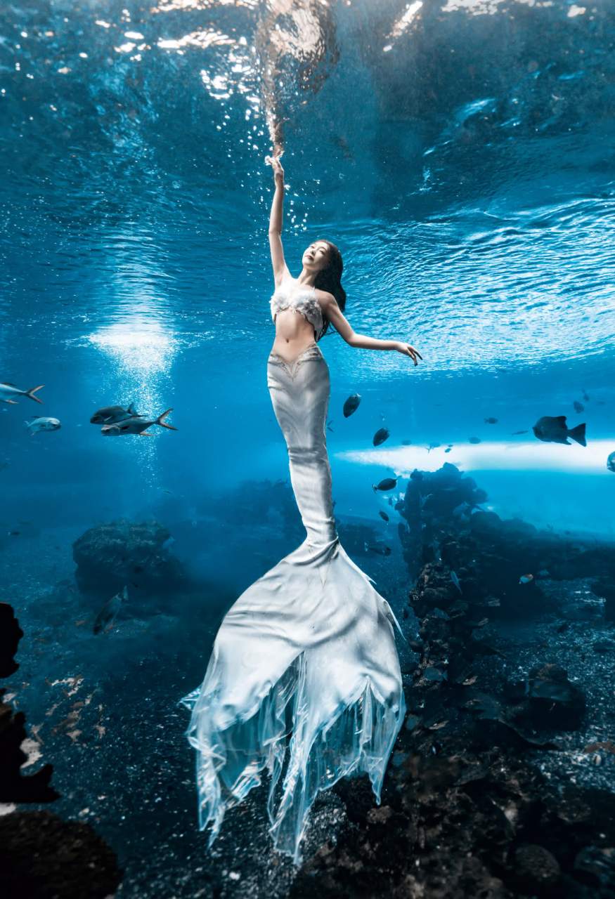 宣璐水下美人鱼造型   宣璐拍到了一群水下美人鱼,姿态优美,场景十分