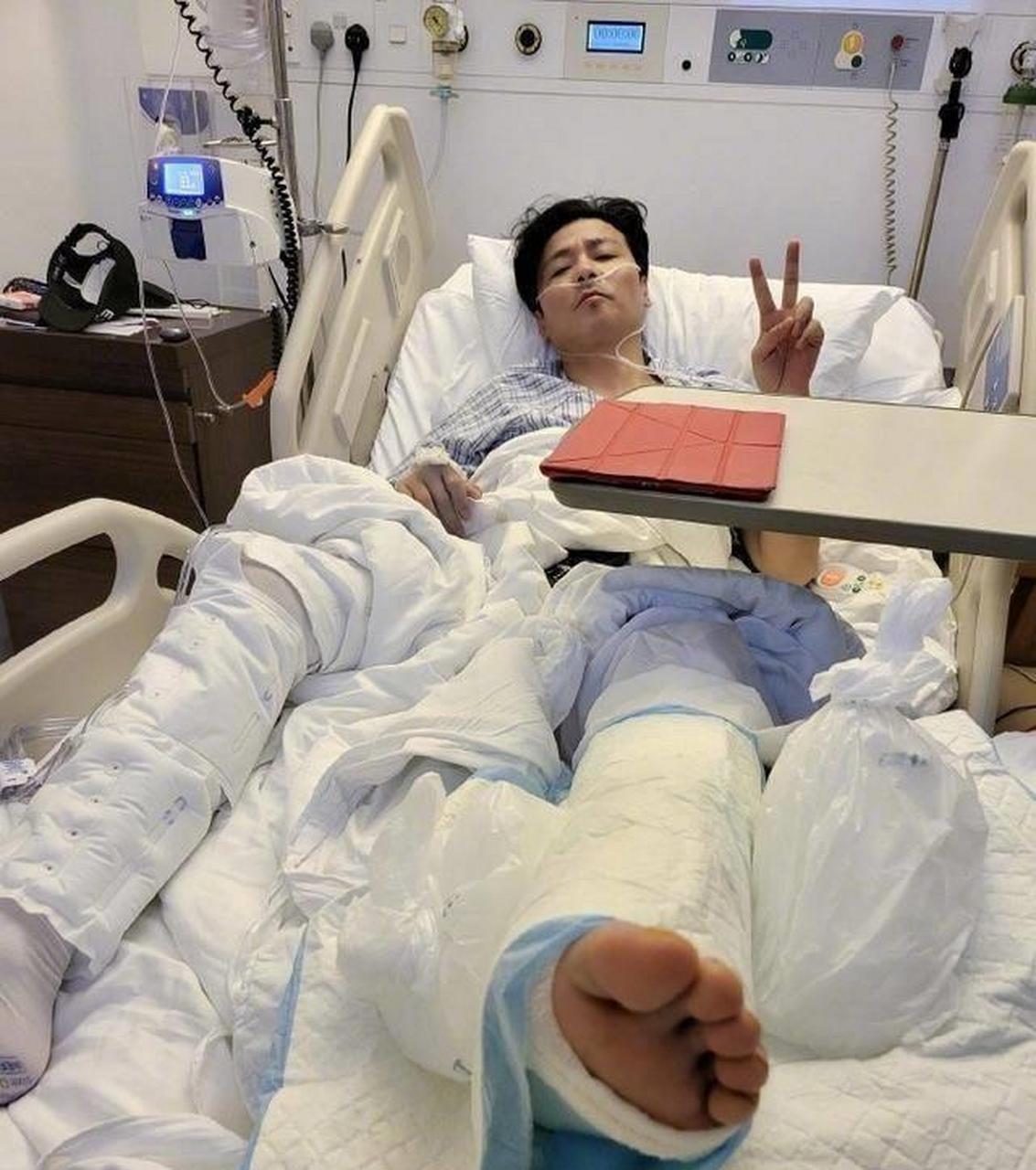 香港演员张进最近在一部动作片中拍摄武术场景时不幸受伤,左腿骨折