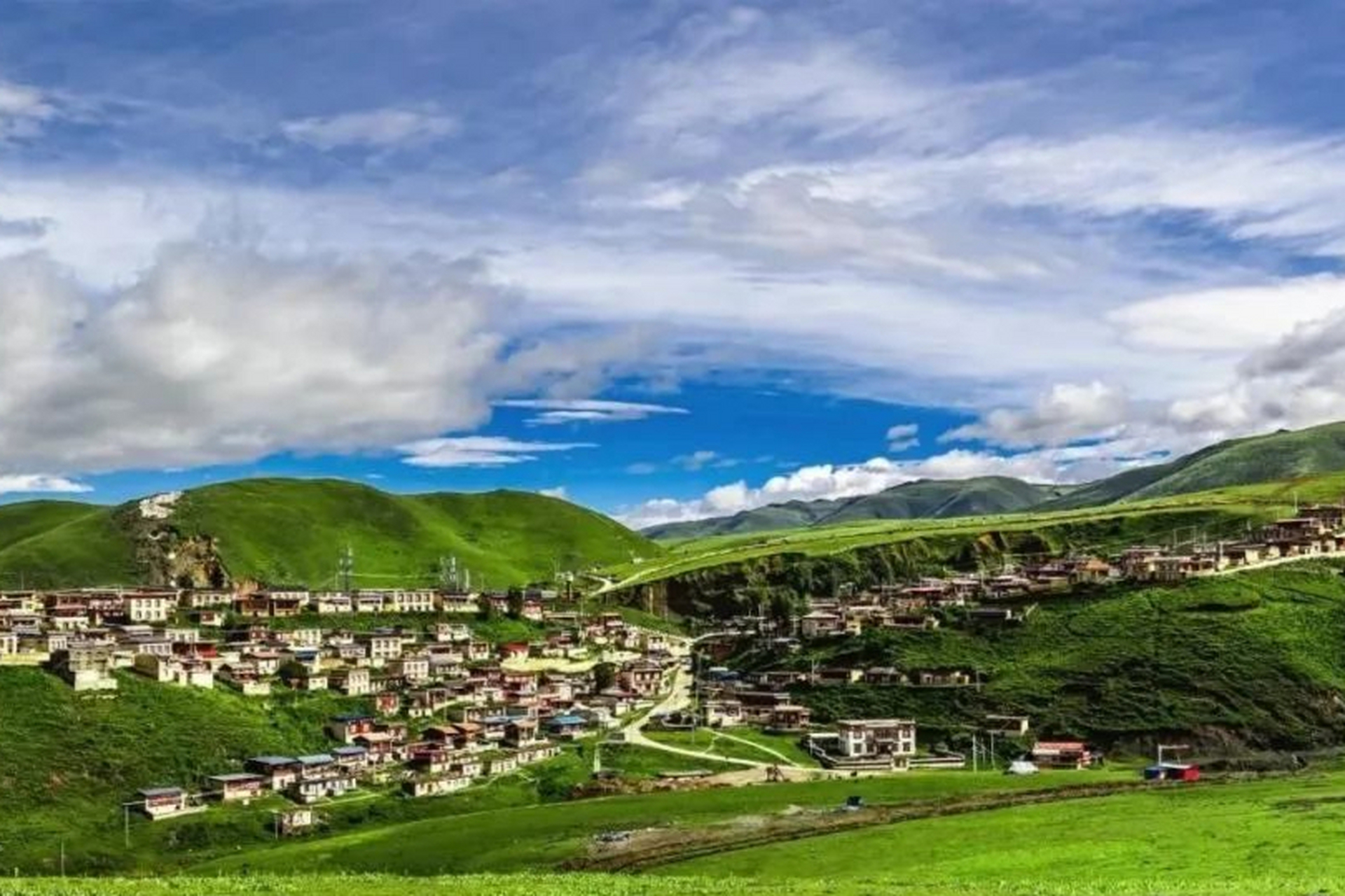 玉科草原:位于四川甘孜州道孚县境内,距县城65千米,在这里拥有蓝天