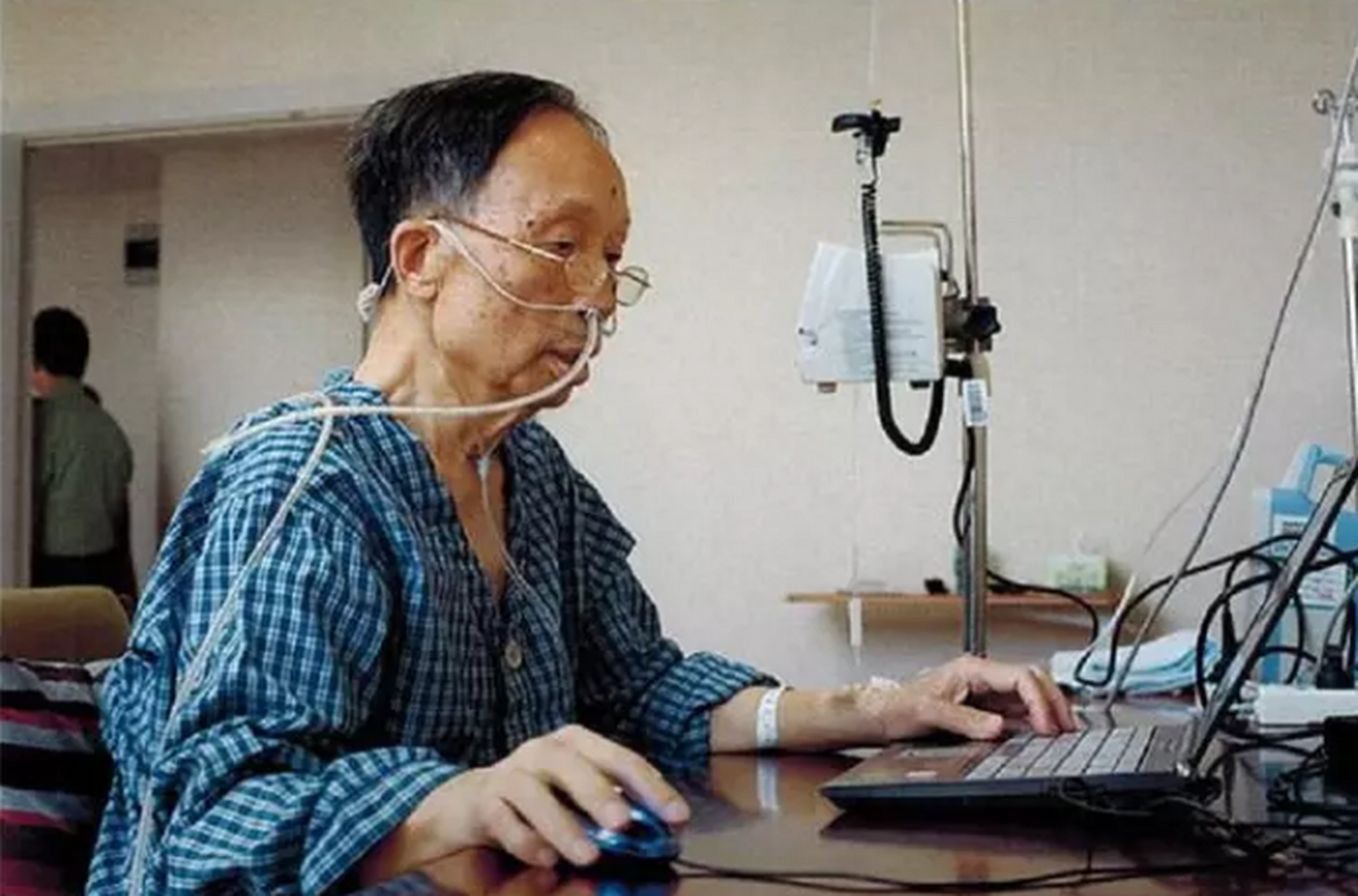 "在生命的危急关头,林俊德院士仍坚持坐在桌旁,忍着剧痛坚持完善国家