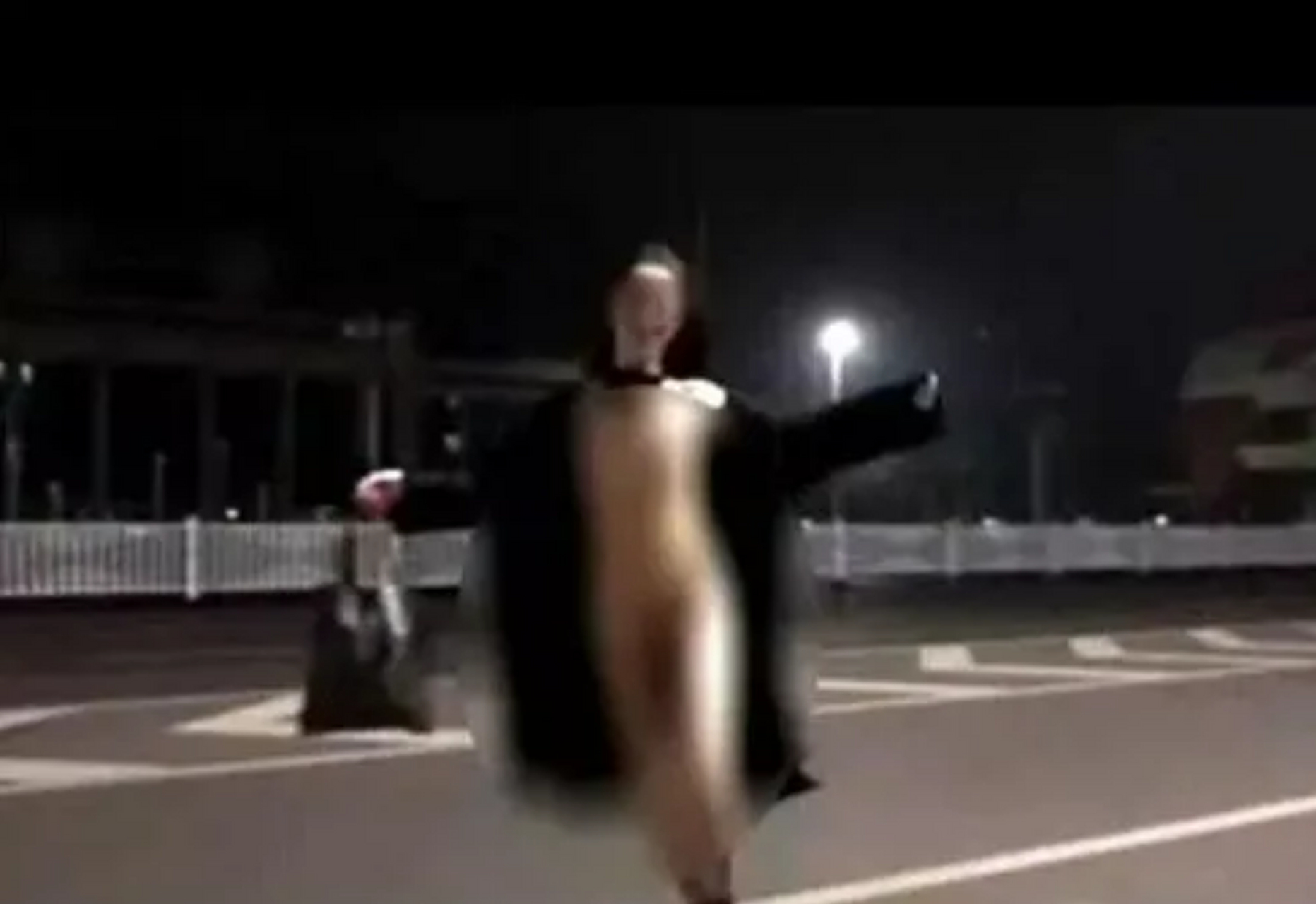 近日,在湖南长沙市某商场附近,一名女子当众脱光衣服赤身裸体穿梭在