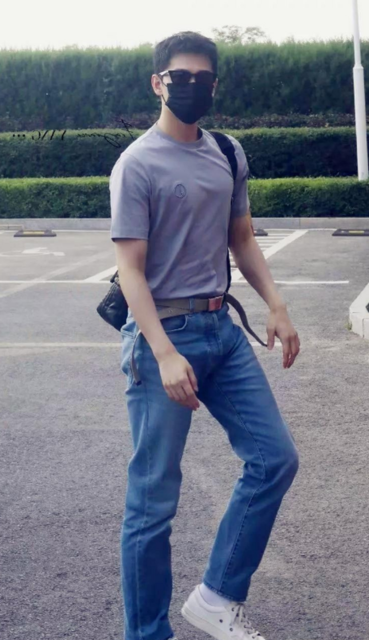 杨洋的胸肌很明显,你认同吗?