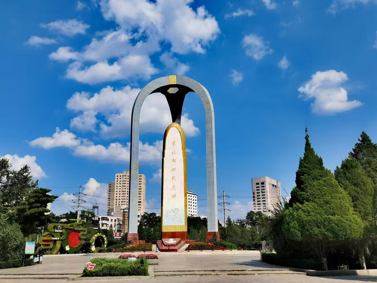 经历了4个多月的修缮改造升级后,沈阳和平广场(东北解放纪念碑)重新