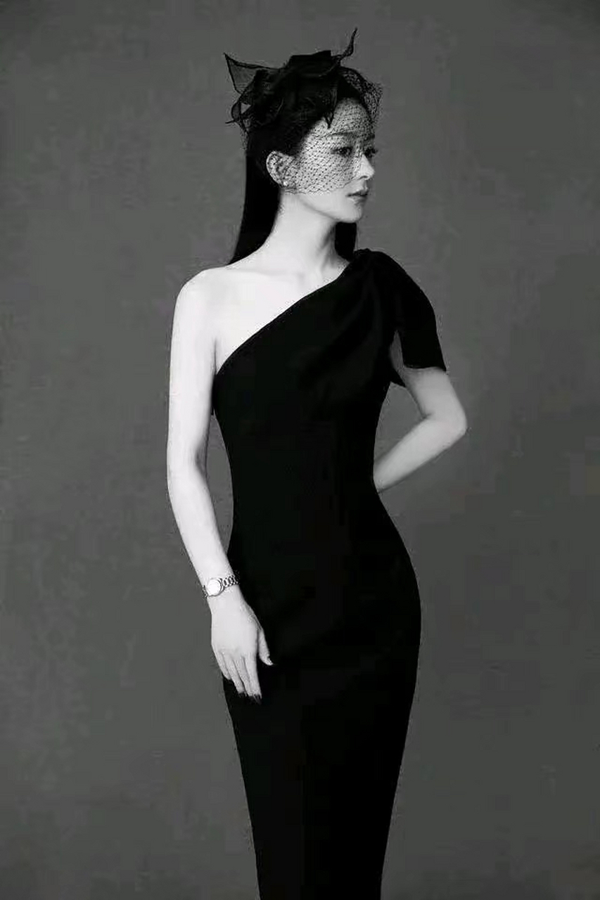 女明星们的黑色裙子,刘亦菲清纯,倪妮性感,热巴端庄典雅,你觉得哪个更