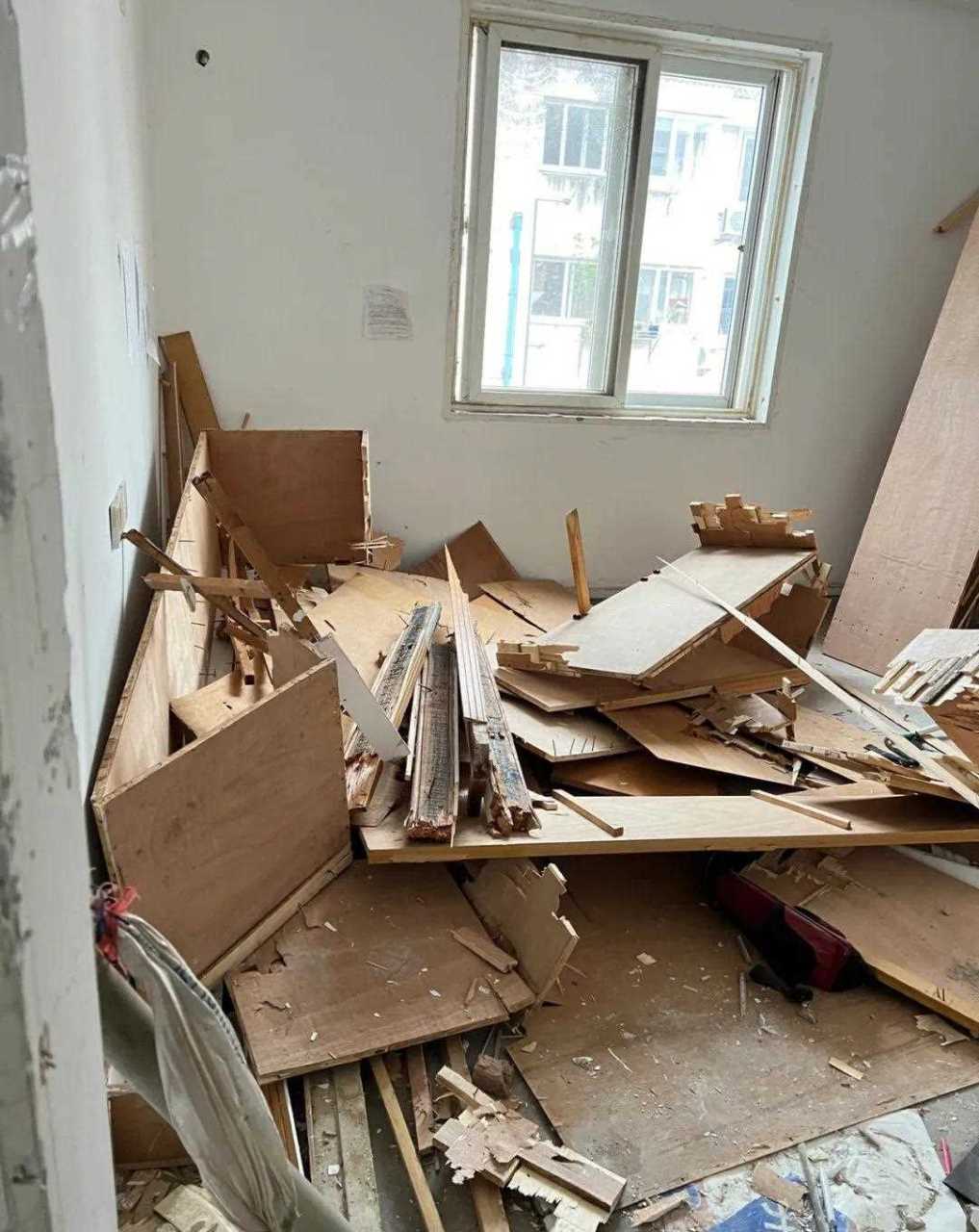 旧房返修刚开始说的拆除8000,因为老房子需要拆的东西很多我也没还价