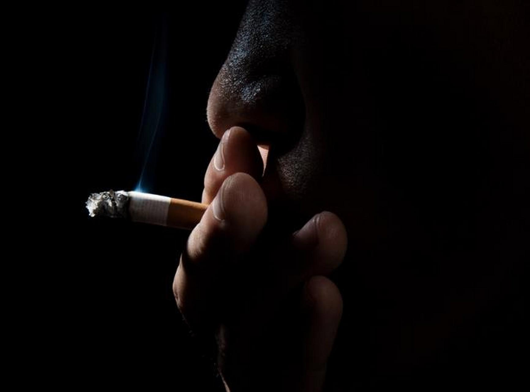 儿子:哇,他们抽烟的动作好帅啊! 妈妈:怎么样,想不想学一学?