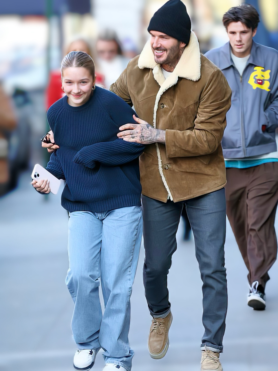 12岁的小七长得好漂亮啊～小贝在街上抱着闺女太宠爱,小七和他长得