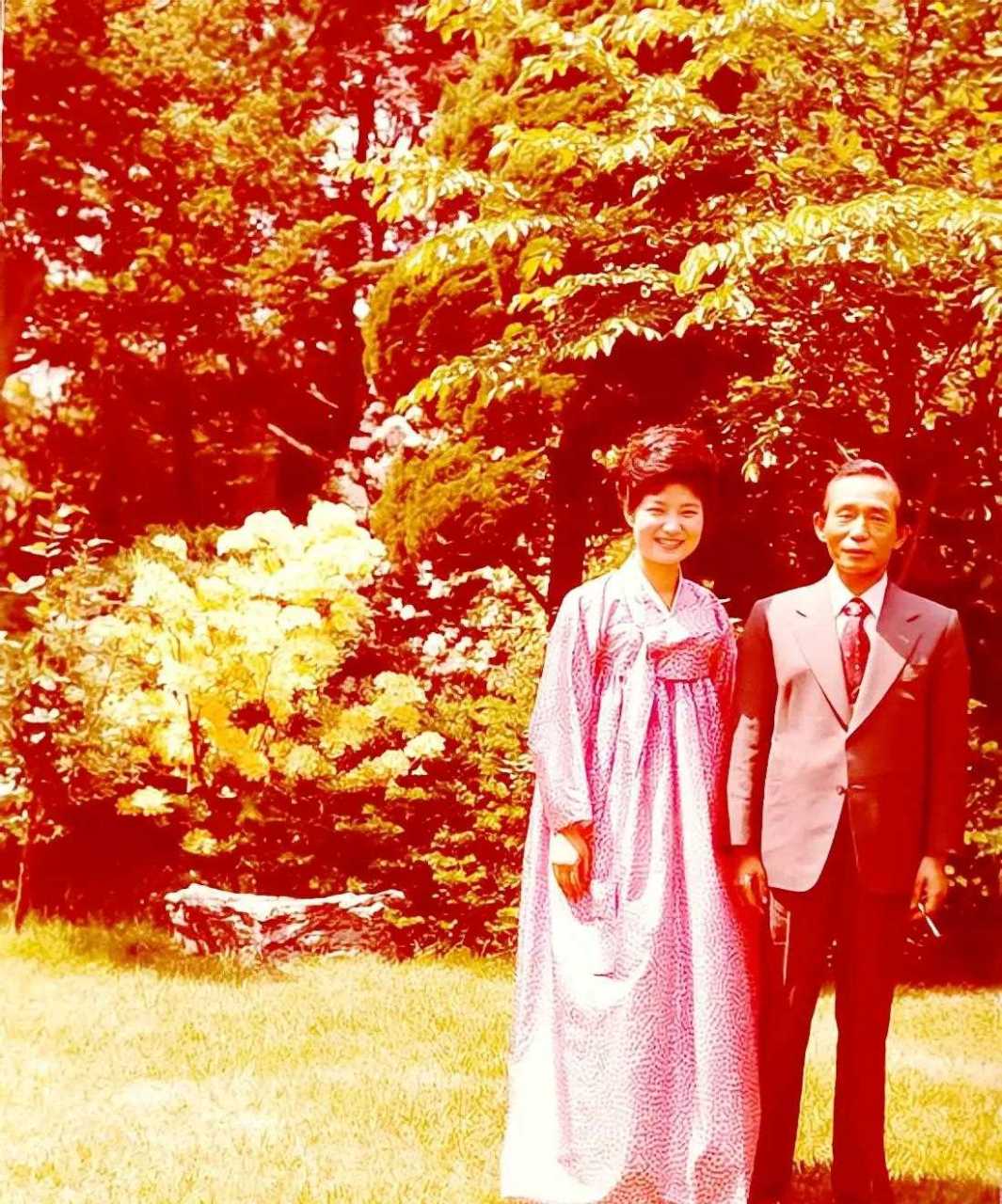 三无总统朴槿惠与父亲朴正熙的一张合影,朴槿惠的父亲曾是带领韩国