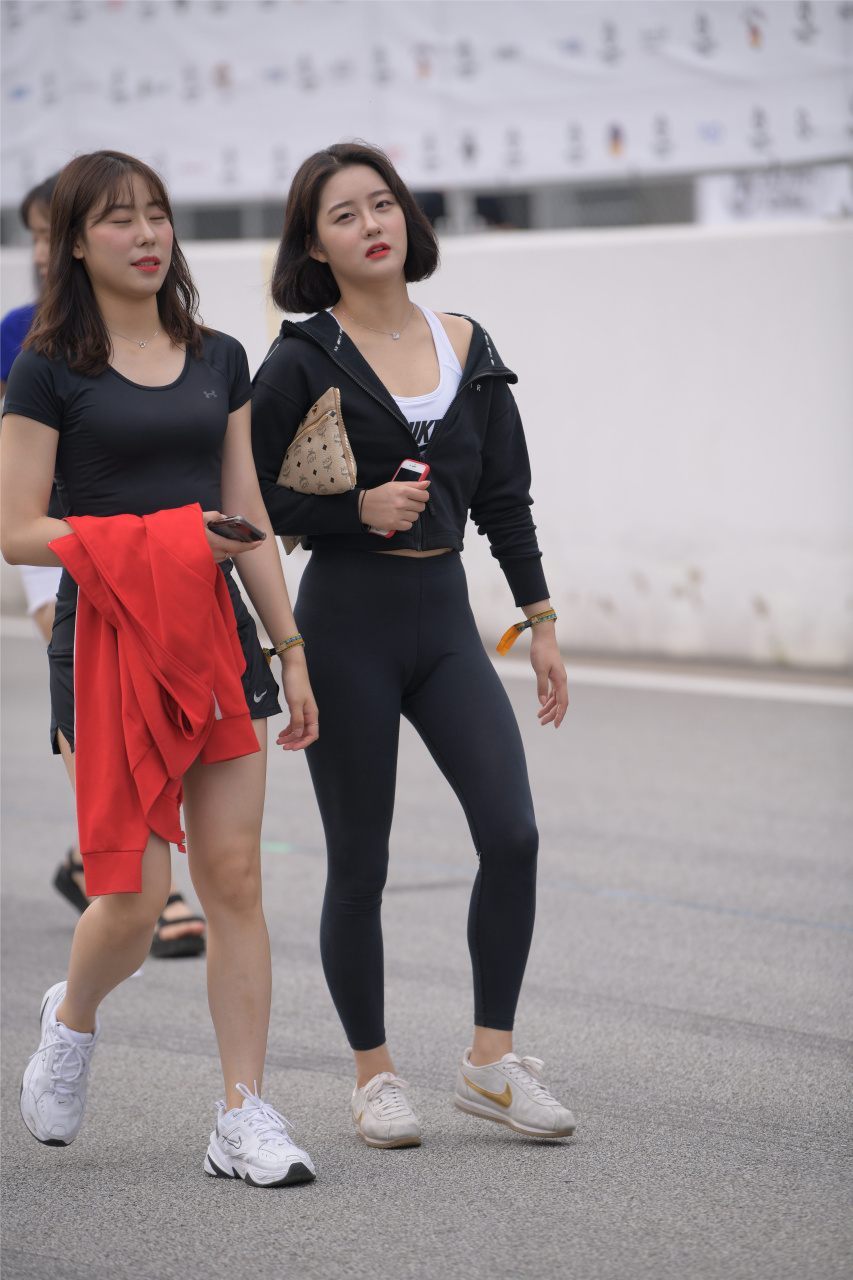 运动装搭配的小姐姐太迷人了#街拍美女