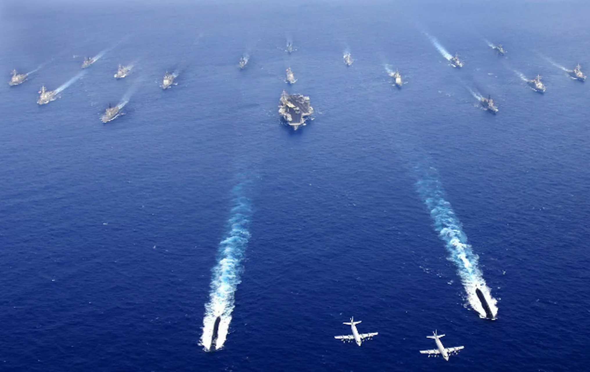 2016年,美国双航母编队在南海展示武力,并摆出攻击队形,声称将开战,但