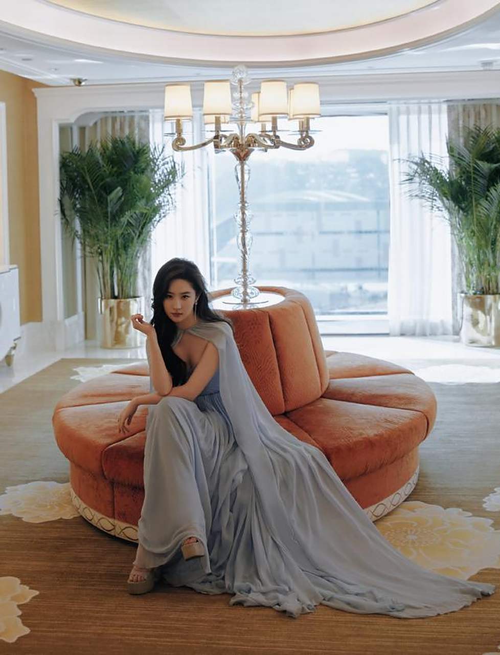 35岁刘亦菲的"豪宅"火了,全屋奢华大方,猫狗相伴,一点都不孤单,拍给