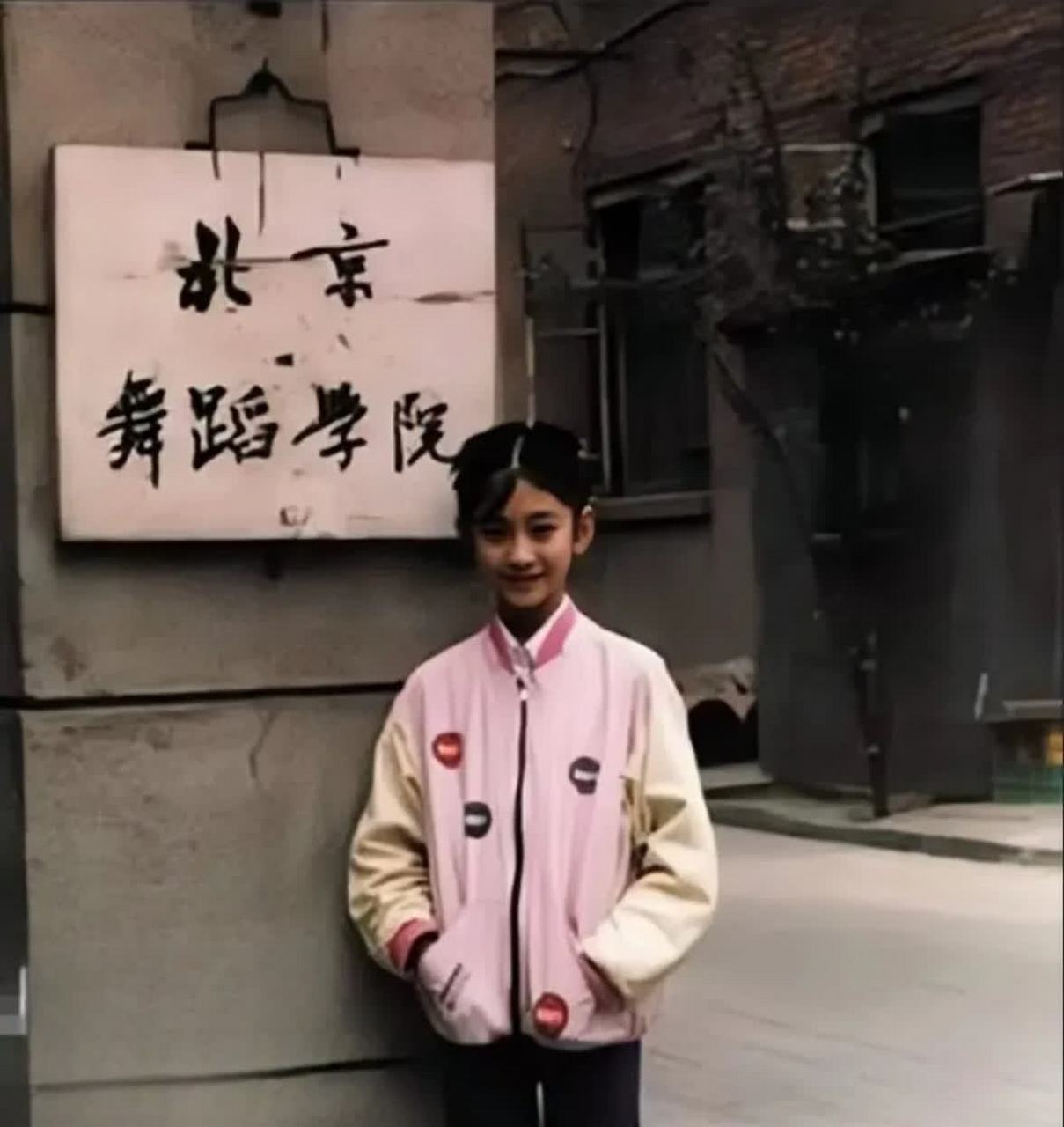 虽然李小冉多次表示自己讨厌跳舞,但从她小时候的照片就可以看出,她的