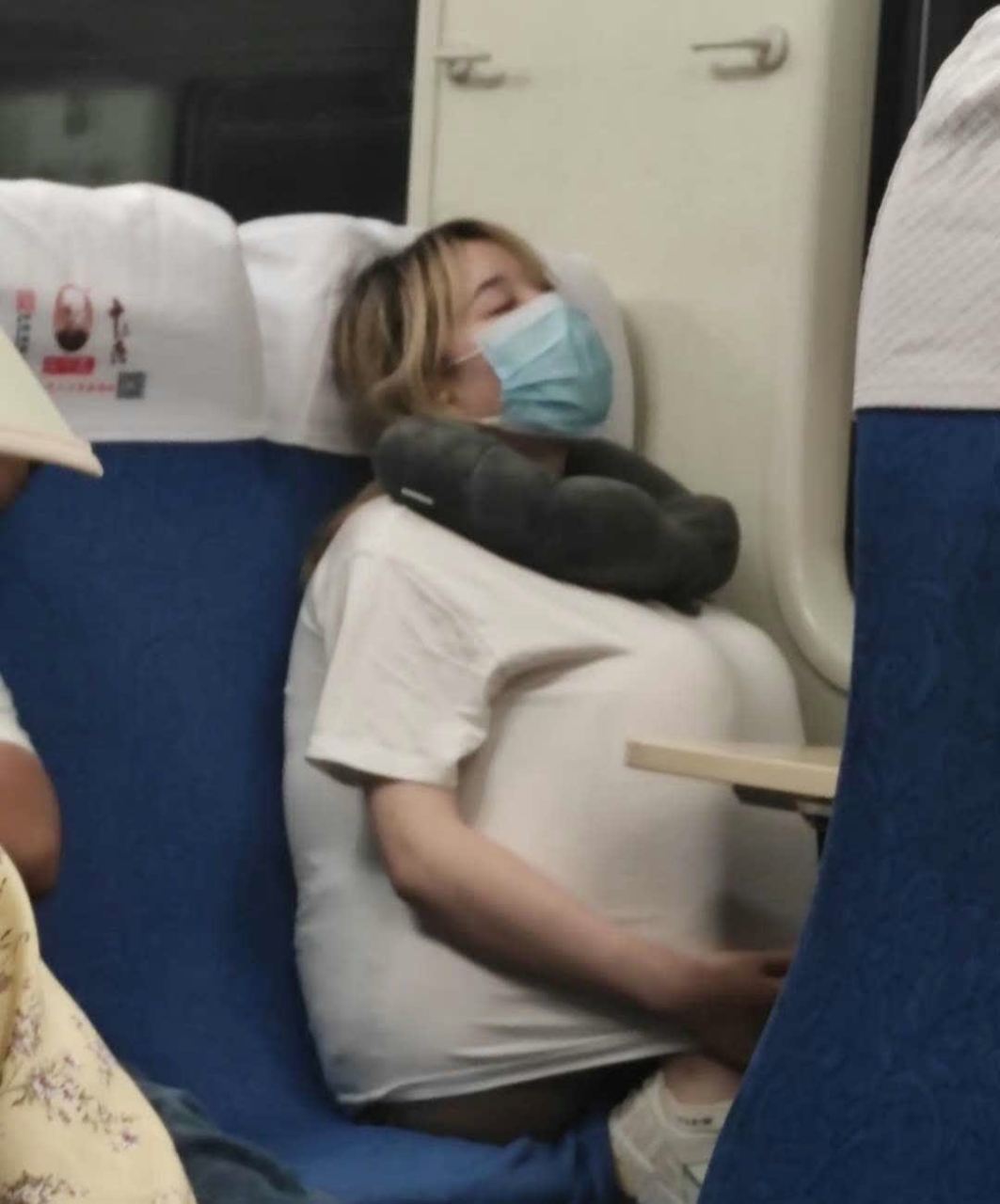 火车上的空调吹得太冷了,你看,女孩冻僵了[开心]