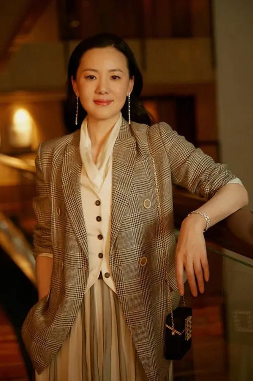 《地久天长》,咏梅说:"片中好多生活的场景,都是我们即兴完成的.