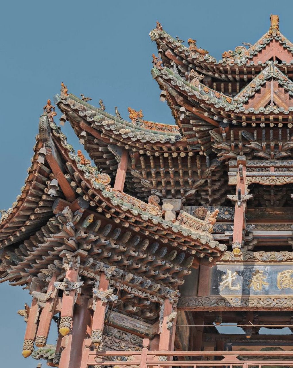 曲沃四牌楼,又名望母楼或孝母楼,位于曲沃县城东南贡院街孝母巷十字