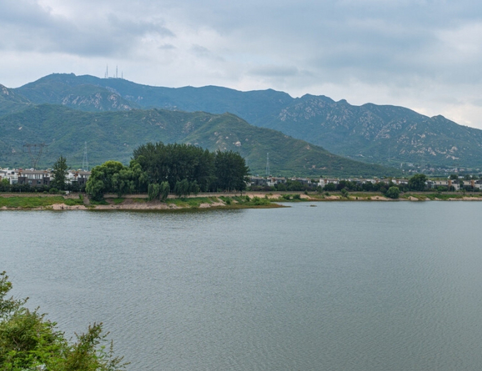 位于鹿泉区山尹村乡西部的龙凤胡,北岸是青龙山,南岸是凤凰山,两山夹