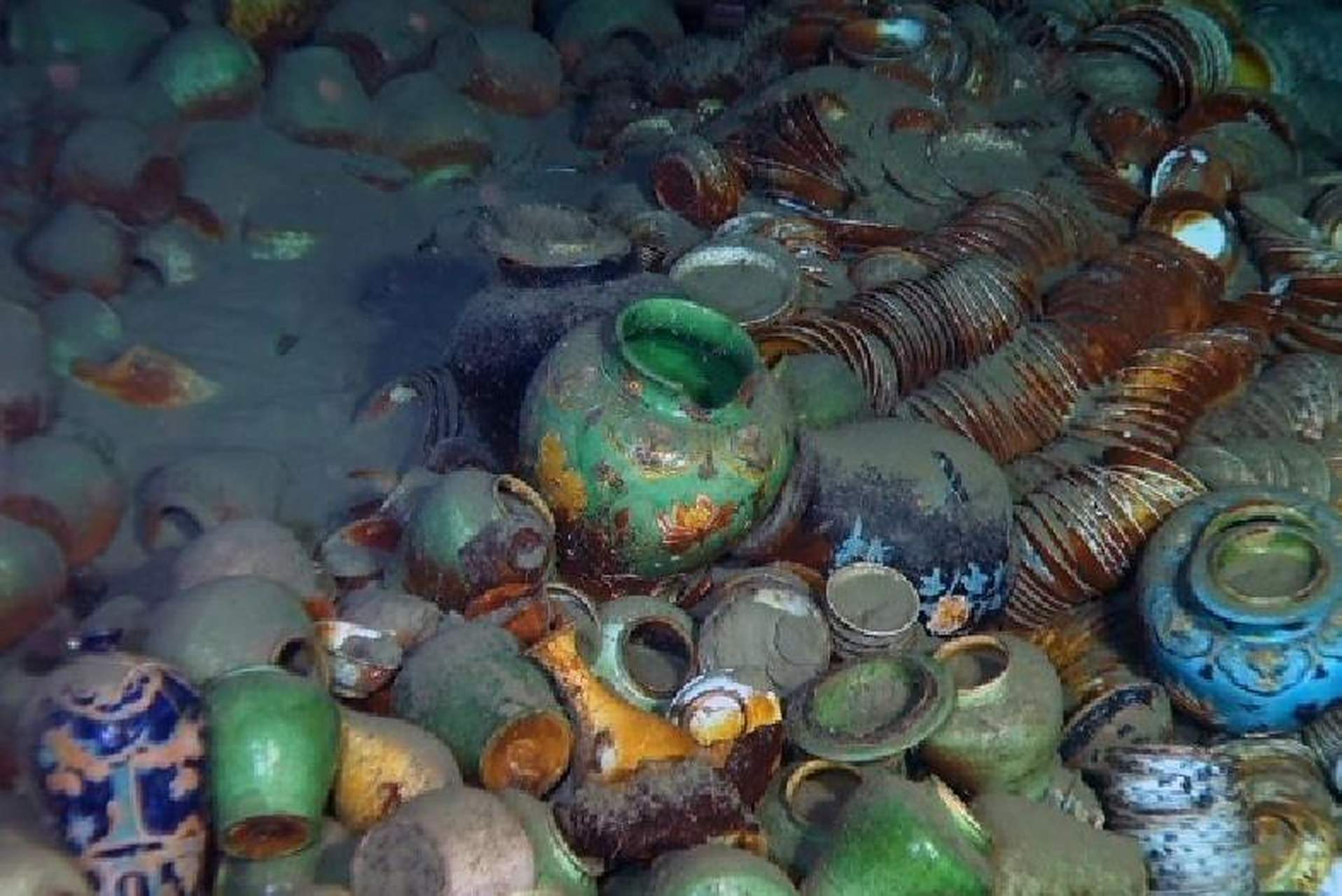 其中一艘沉船估计含有超过10万件文物,而初步发现,另一艘则载有从海外