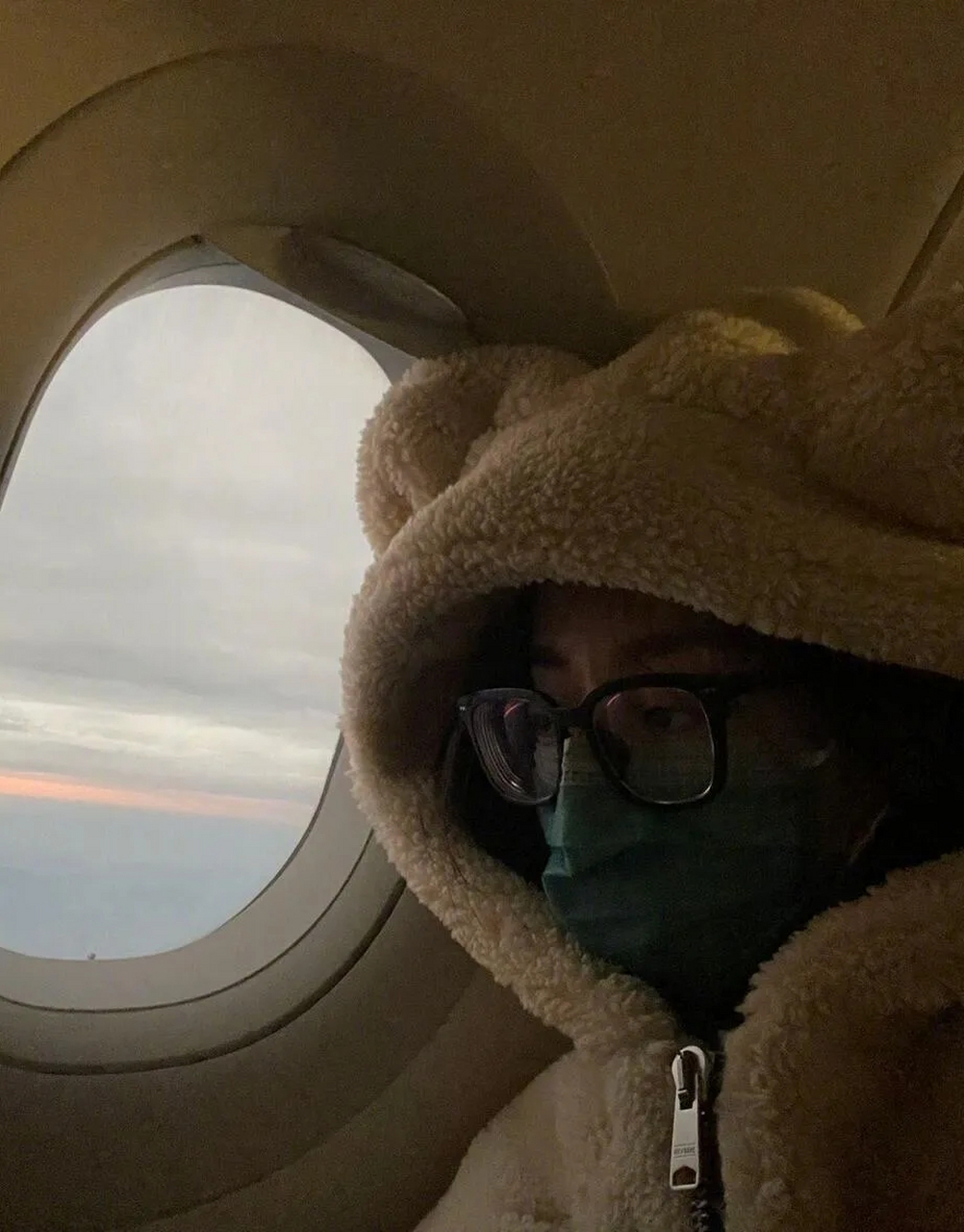 迪丽热巴穿小熊连帽外套坐飞机 变身萌系女孩 29岁已高度近视 没想到