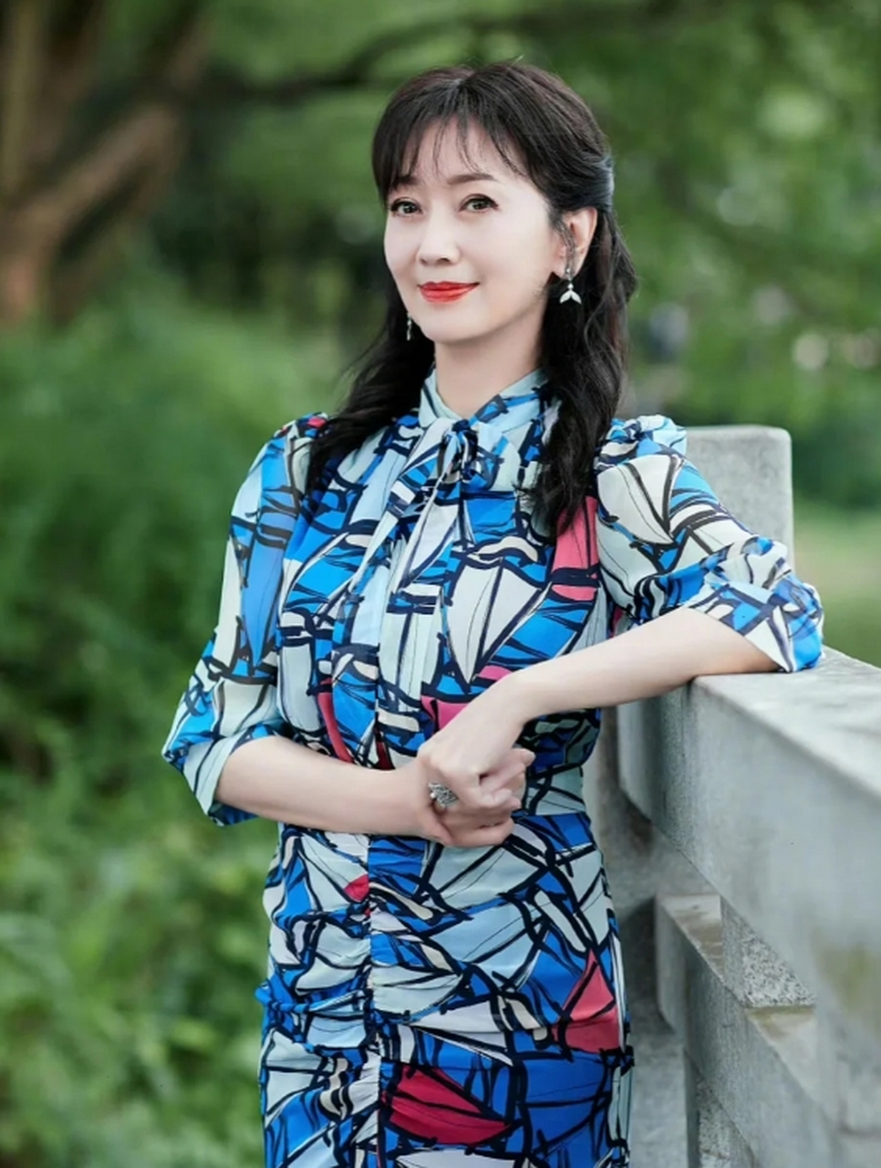 赵雅芝气质穿搭,见证岁月不败美人的风采!