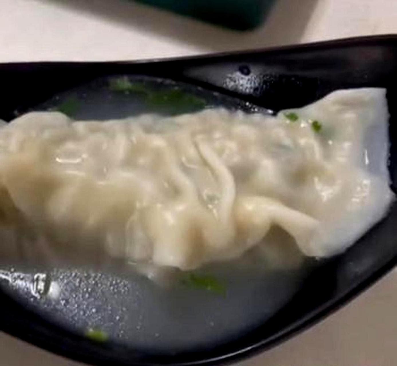 在山东的饺子馆,老公点了一碗巨大的饺子让我惊叹不已.