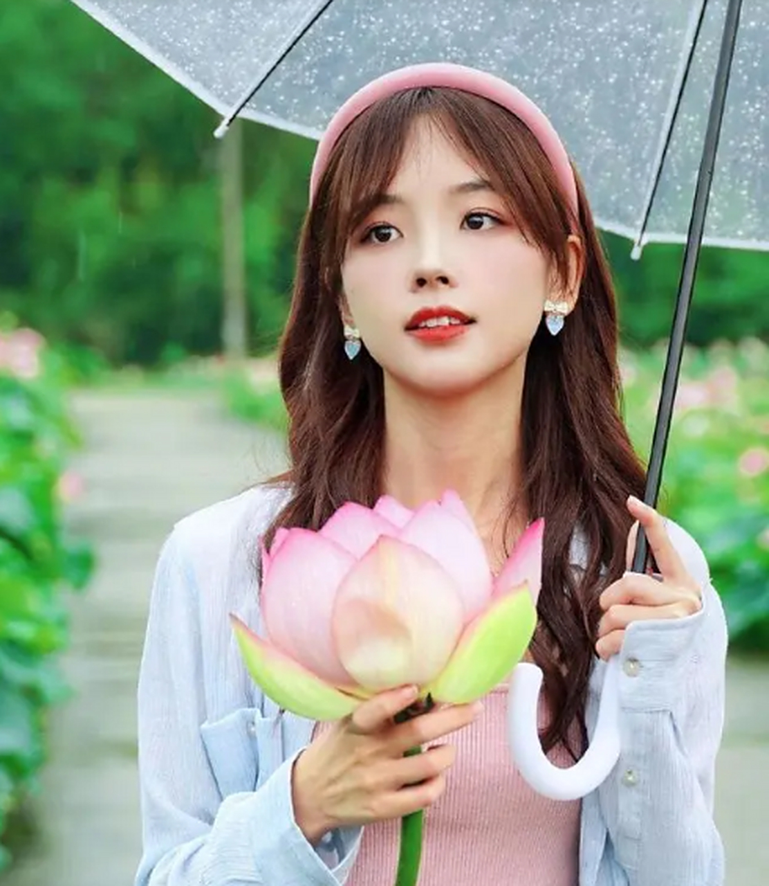 王冰冰采莲写真曝光,细腻皮肤透出迷人光彩  既少女