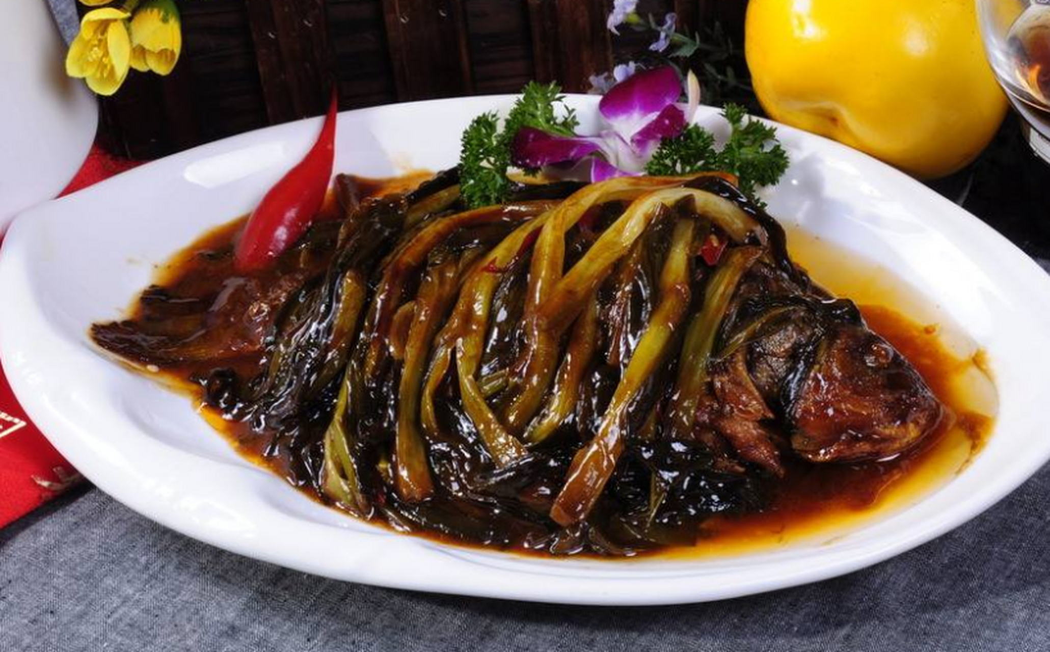 来泸州不吃这个等于白来:葱香鲫鱼脯是一道特色名菜,葱香浓郁,口味鲜