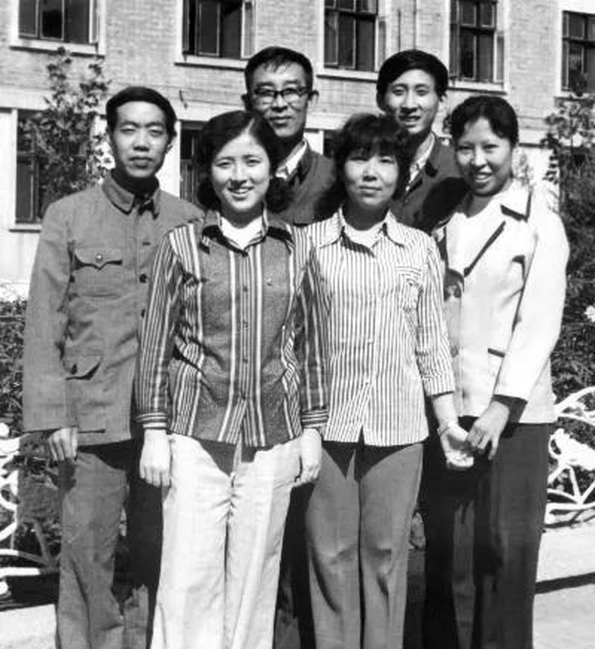 贾平凹跟小17岁的护士郭梅结婚后,喝了半斤二锅头壮胆,向妻子提个无理