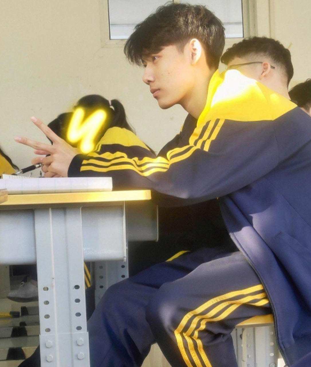 高中真是青春的代表,要我高中能有这样的帅哥当邻桌我也不至于学习学