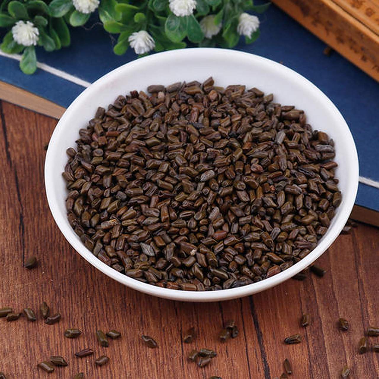 每天数次用15—20克决明子泡水代茶饮用.