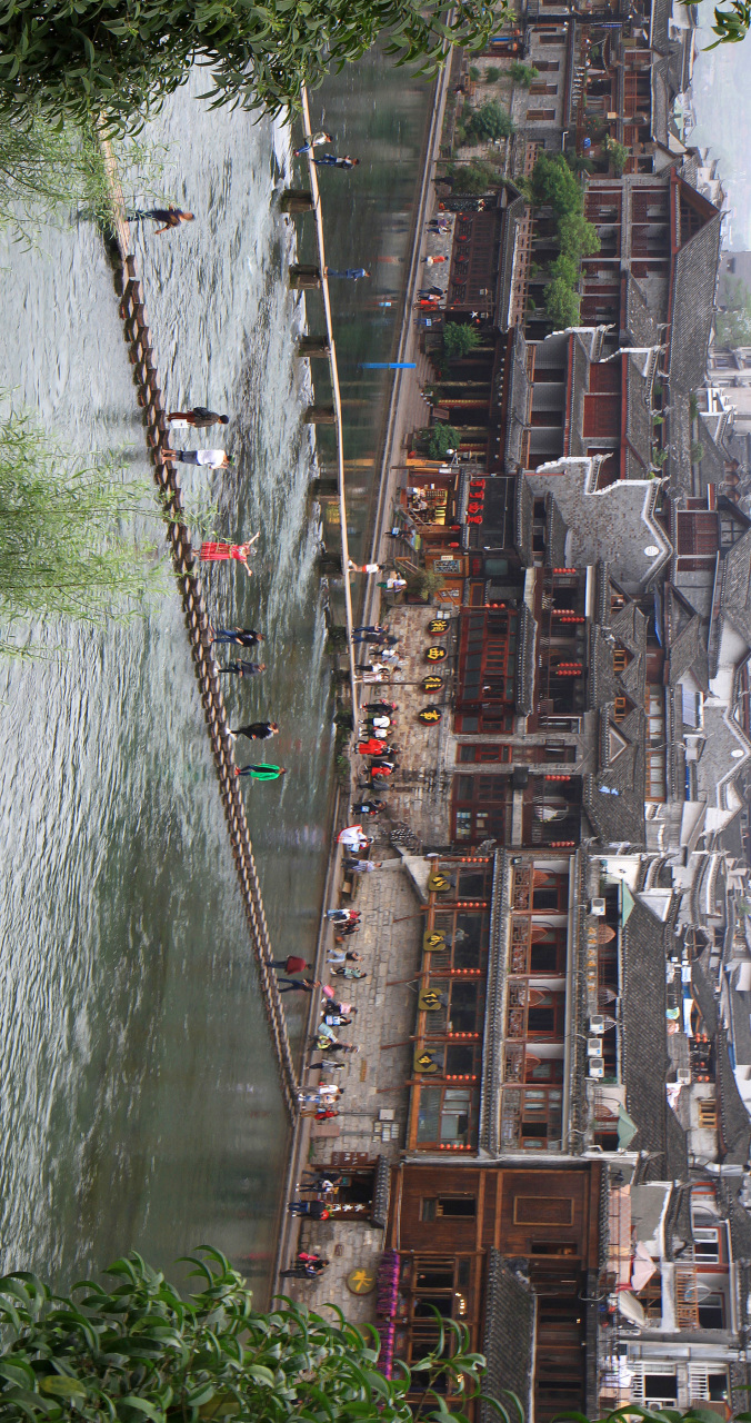 凤凰古城沱江中一排排的方形石墩子叫做跳岩,是凤凰古城一道亮丽的