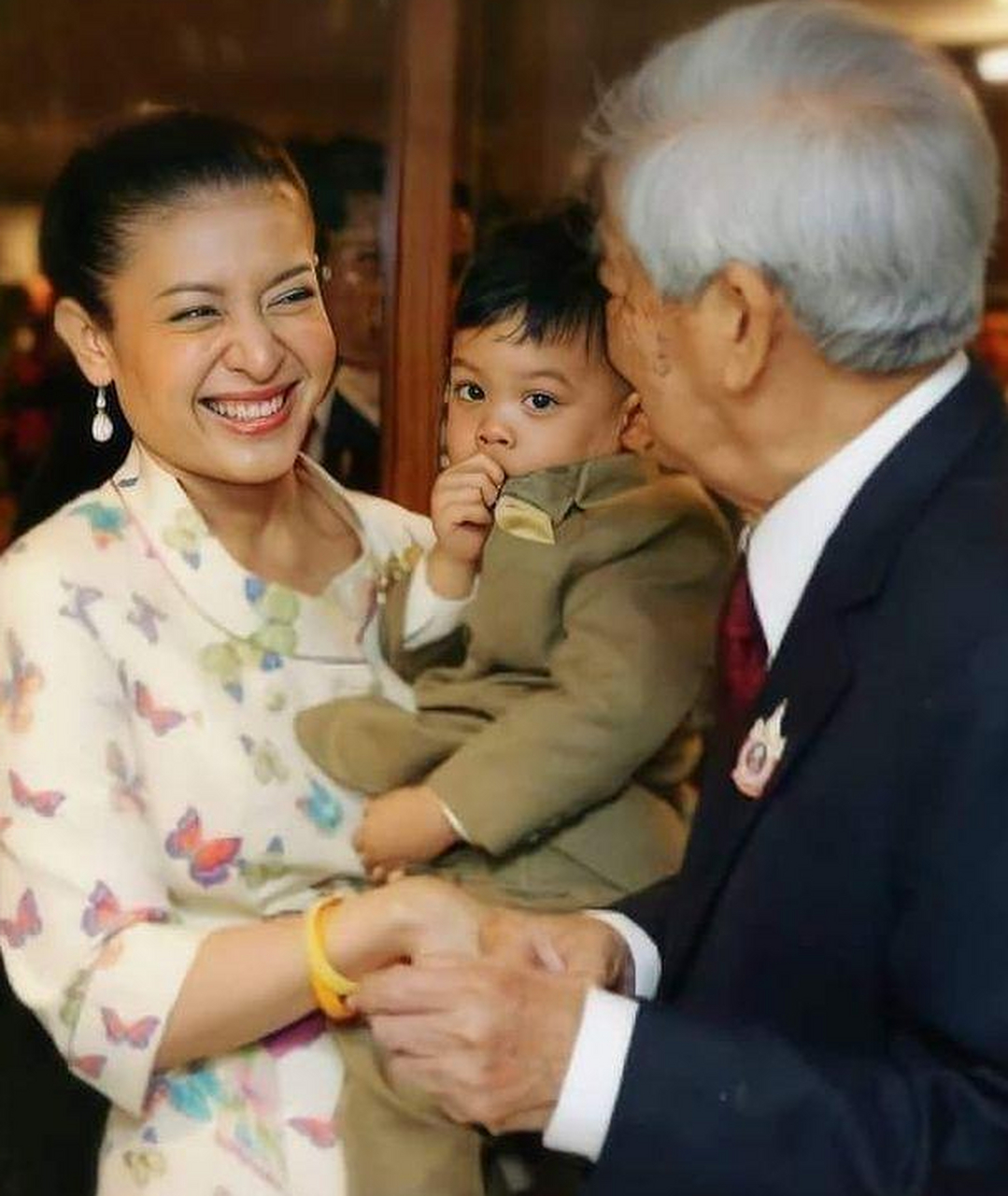 西拉米旧照颜值太高,穿单肩红裙美的令人心醉,姿态从容大气!