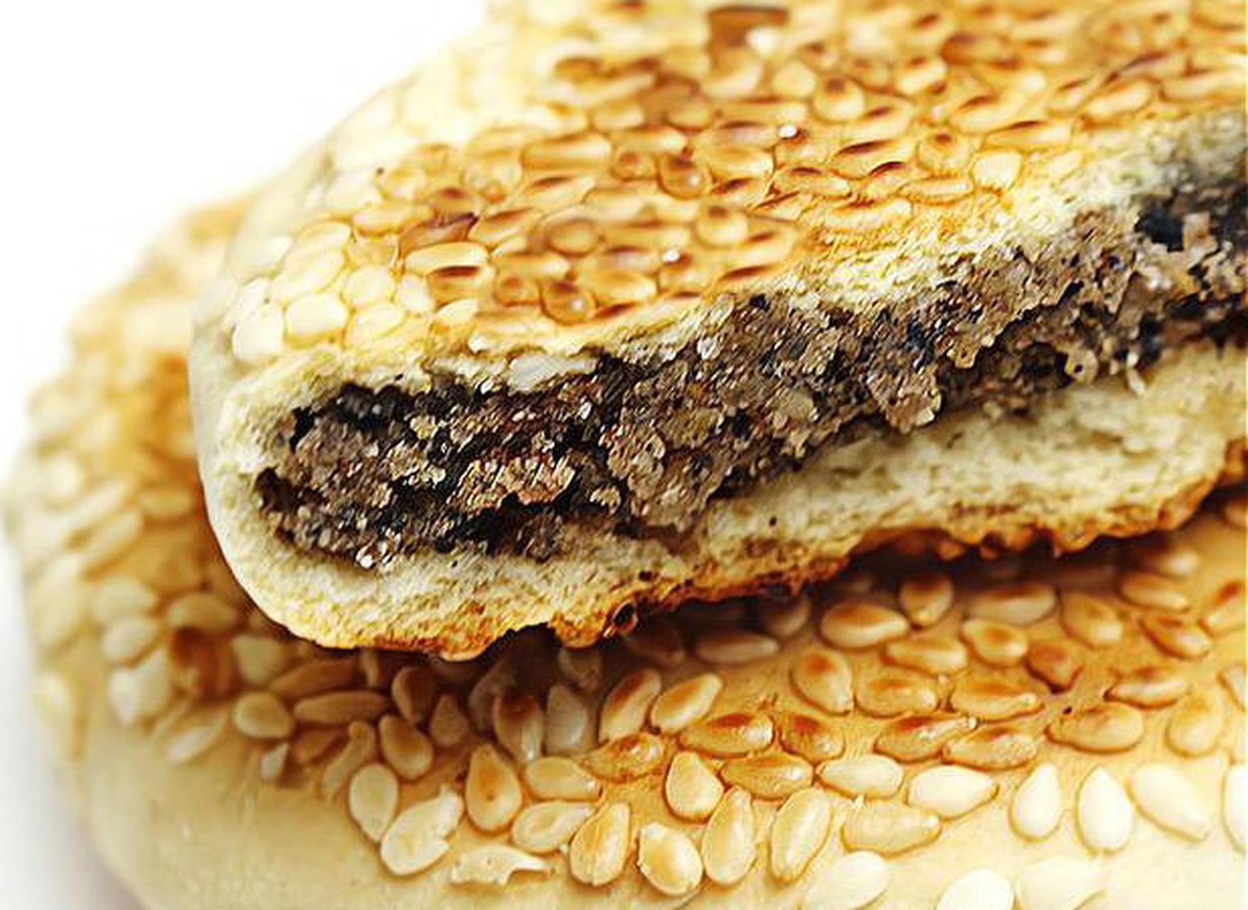 黄石港饼虽名字叫做饼,但是它并非是烧饼而是糕点,在黄石这道美食那