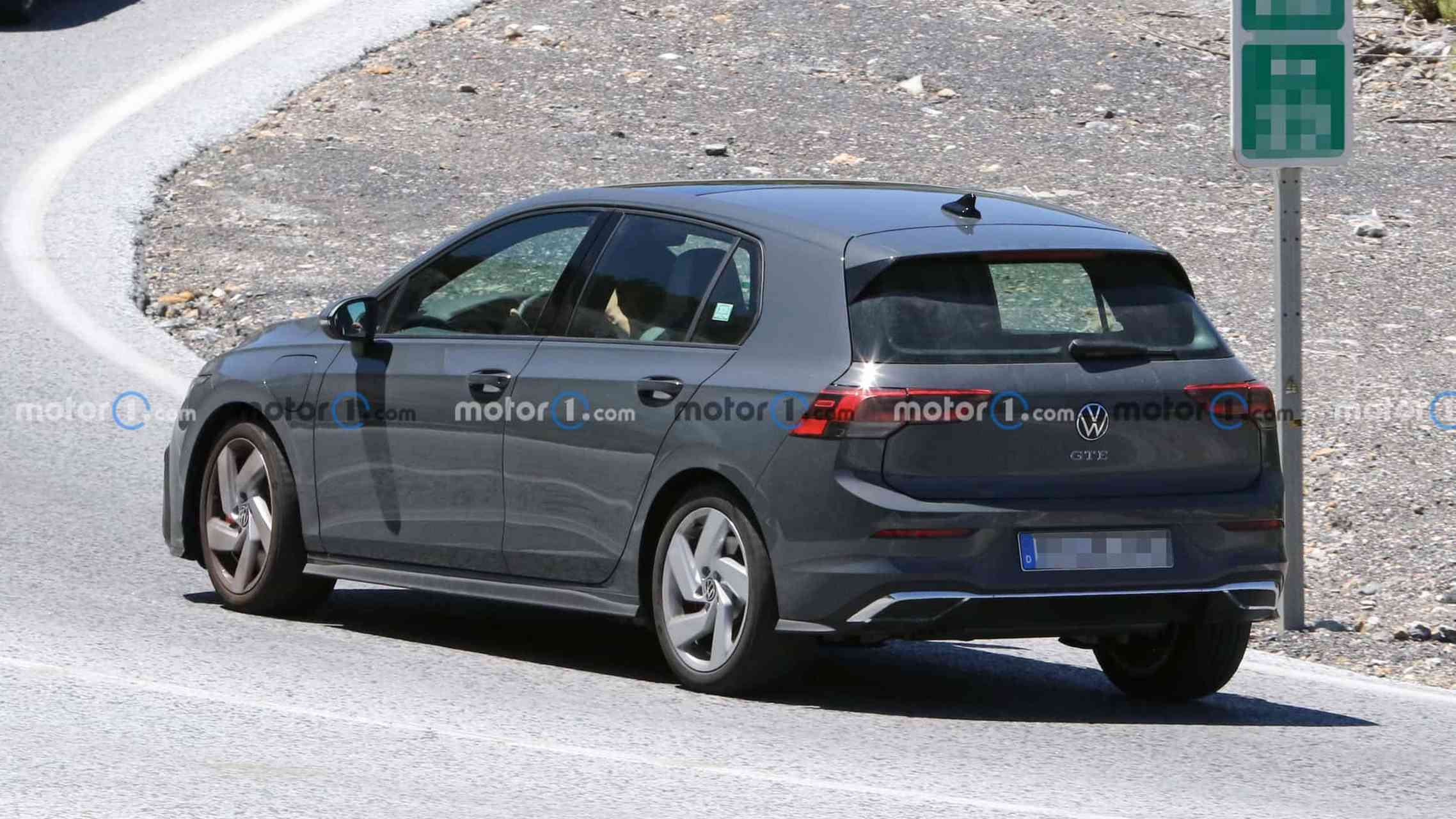 2024款大众高尔夫gte改款谍照首次亮相,展示了更纤细的前灯和重新设计