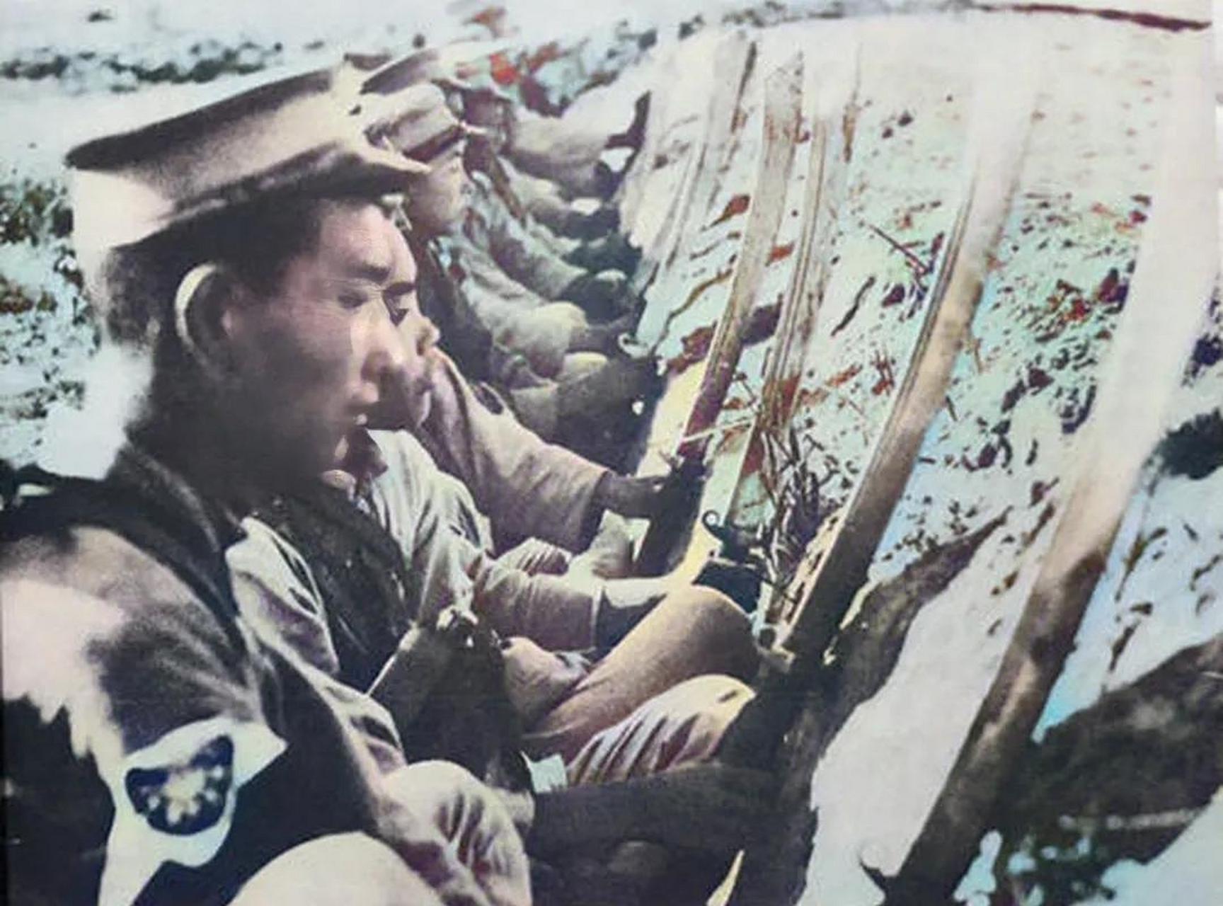 29军大刀队士兵英勇准备拼杀,老照片依旧感人至深.