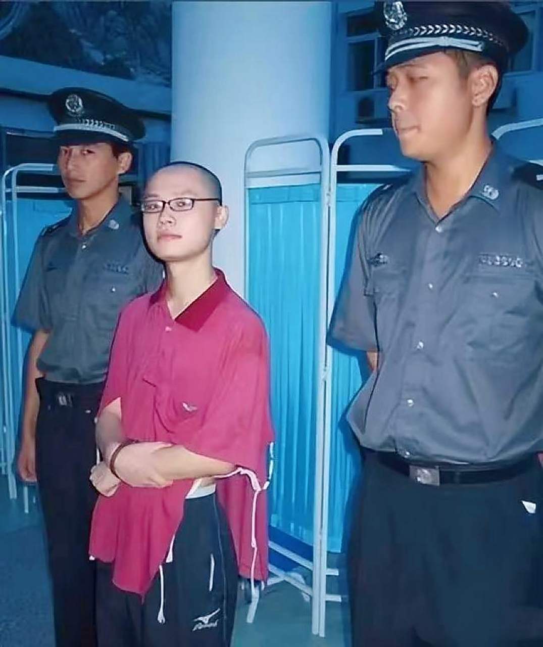 实际上他当时是一名大学生,但原本性格内向孤僻的他