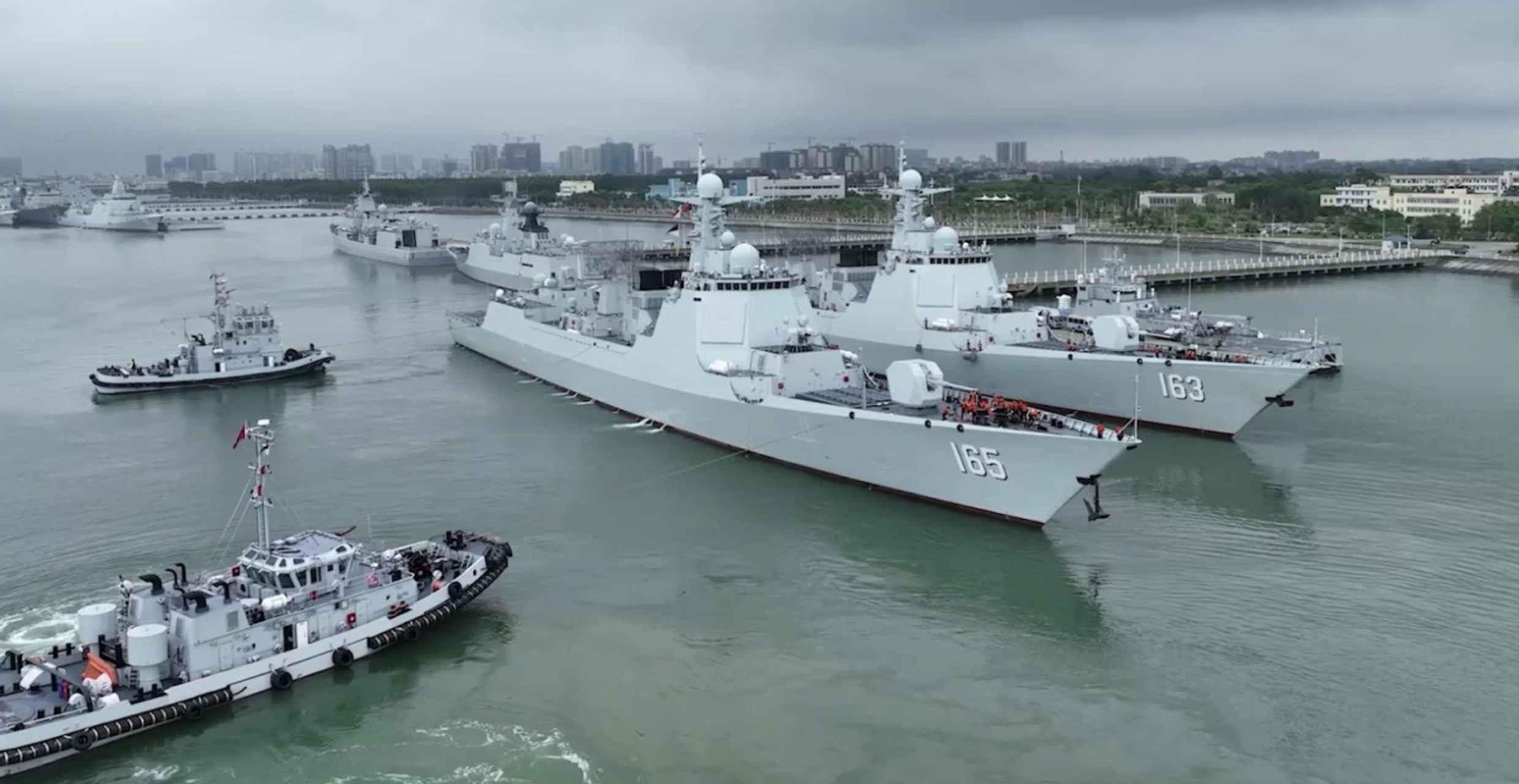 中国052d"湛江"舰高调亮相兰卡威防务展,表达了两个态度.