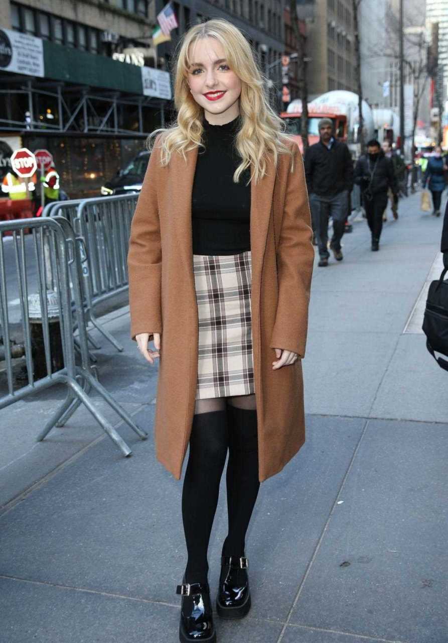 小童星麦肯娜·格瑞丝(mckenna grace)貌美如花,身高却只有154cm.