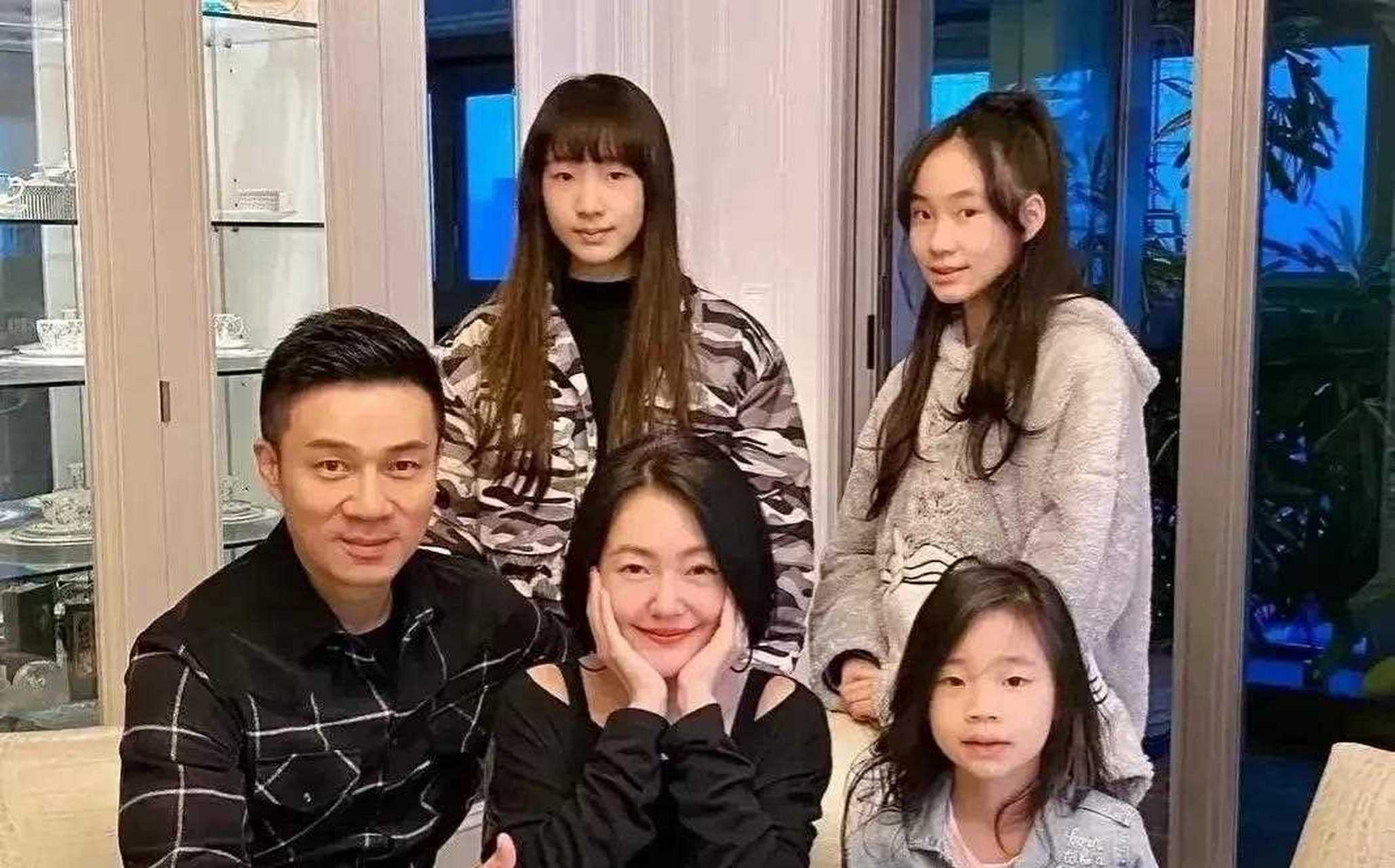 小s的全家福,三个女儿长得像爸爸,越大越好看,一家人看着真幸福.