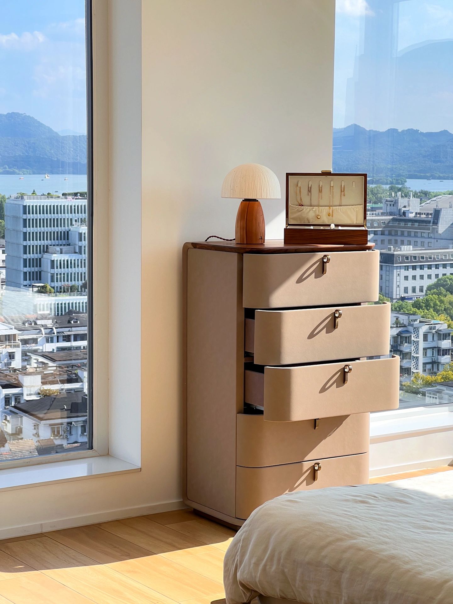 浙江杭州发现一户人家的新房,143㎡家因超长窗景而