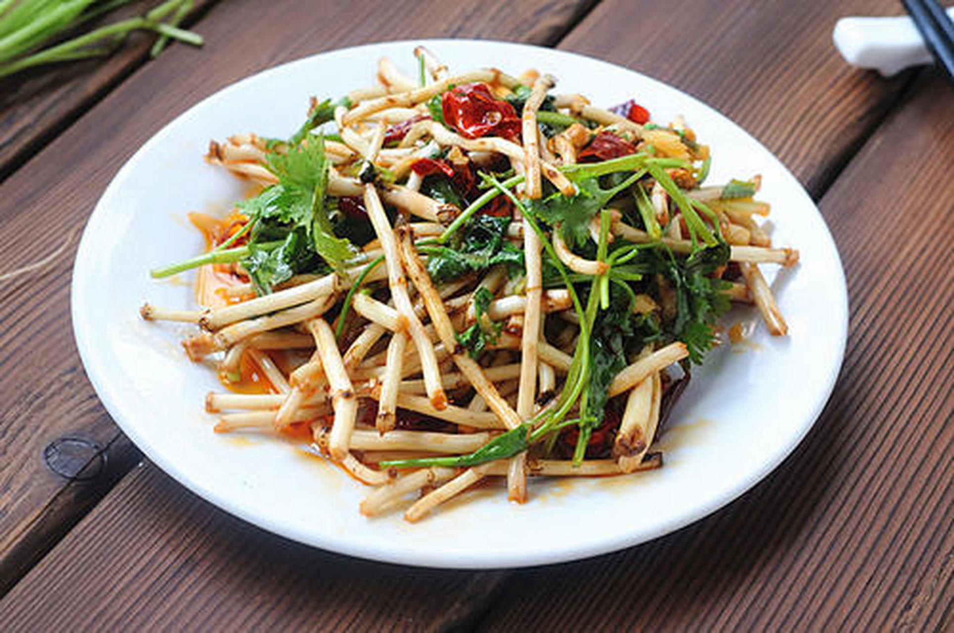 宜昌凉拌鱼腥草,又名节节根,节儿根,因茎叶有鱼腥味而得.