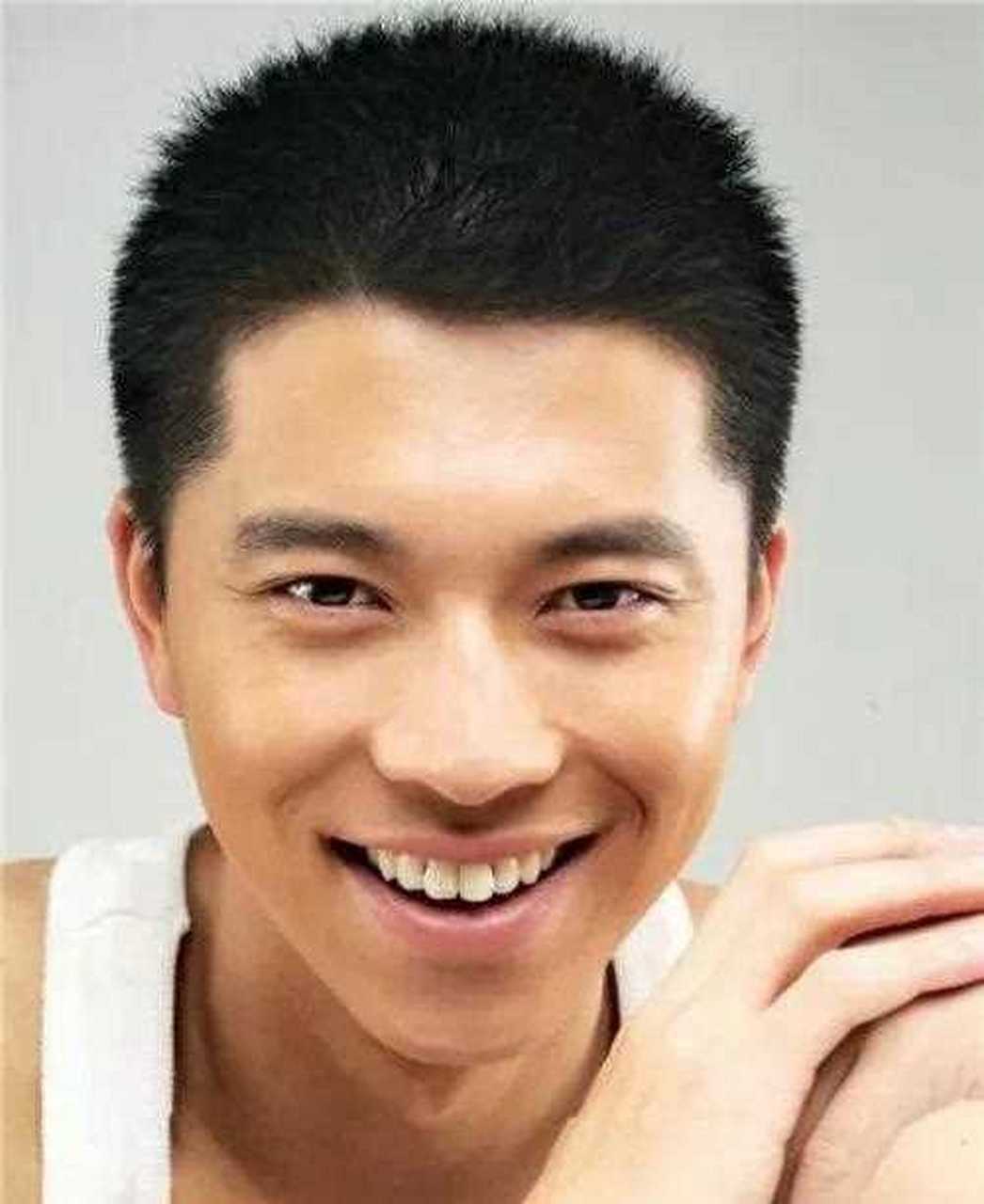 有一次,王雷和李小萌在看他主演的电视剧,正看得起劲,突然屏幕里的