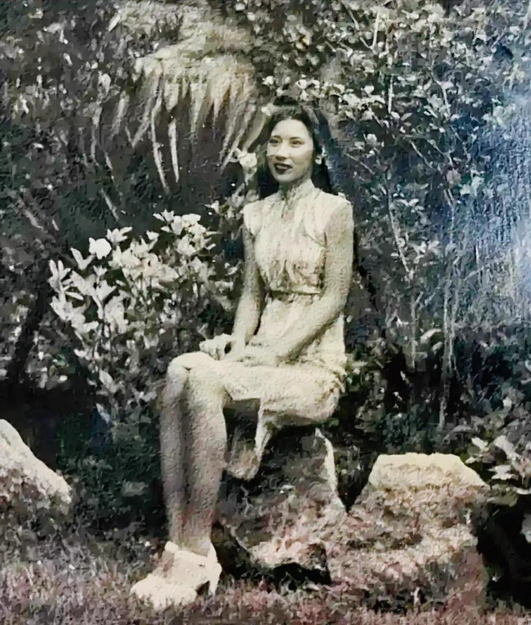 这张留影记录了1946年民国时期的名媛王玉龄的形象,她