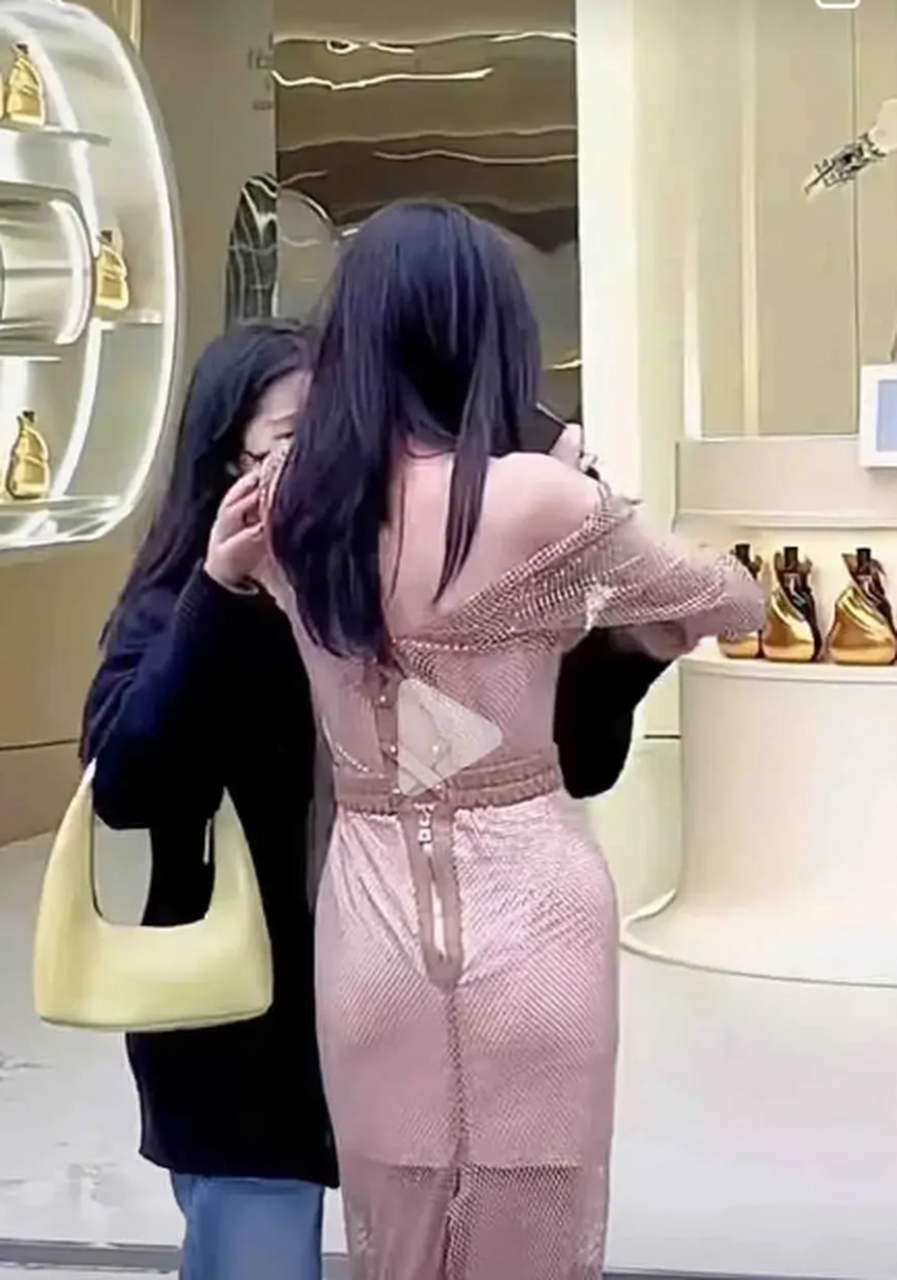 网友说迪丽热巴这是垫了屁股垫