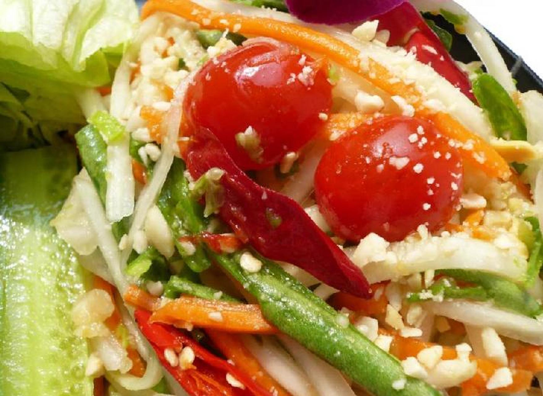 凉拌青木瓜丨自从吃了一次就久久不能忘怀 食材: 青木瓜(小)一个,白